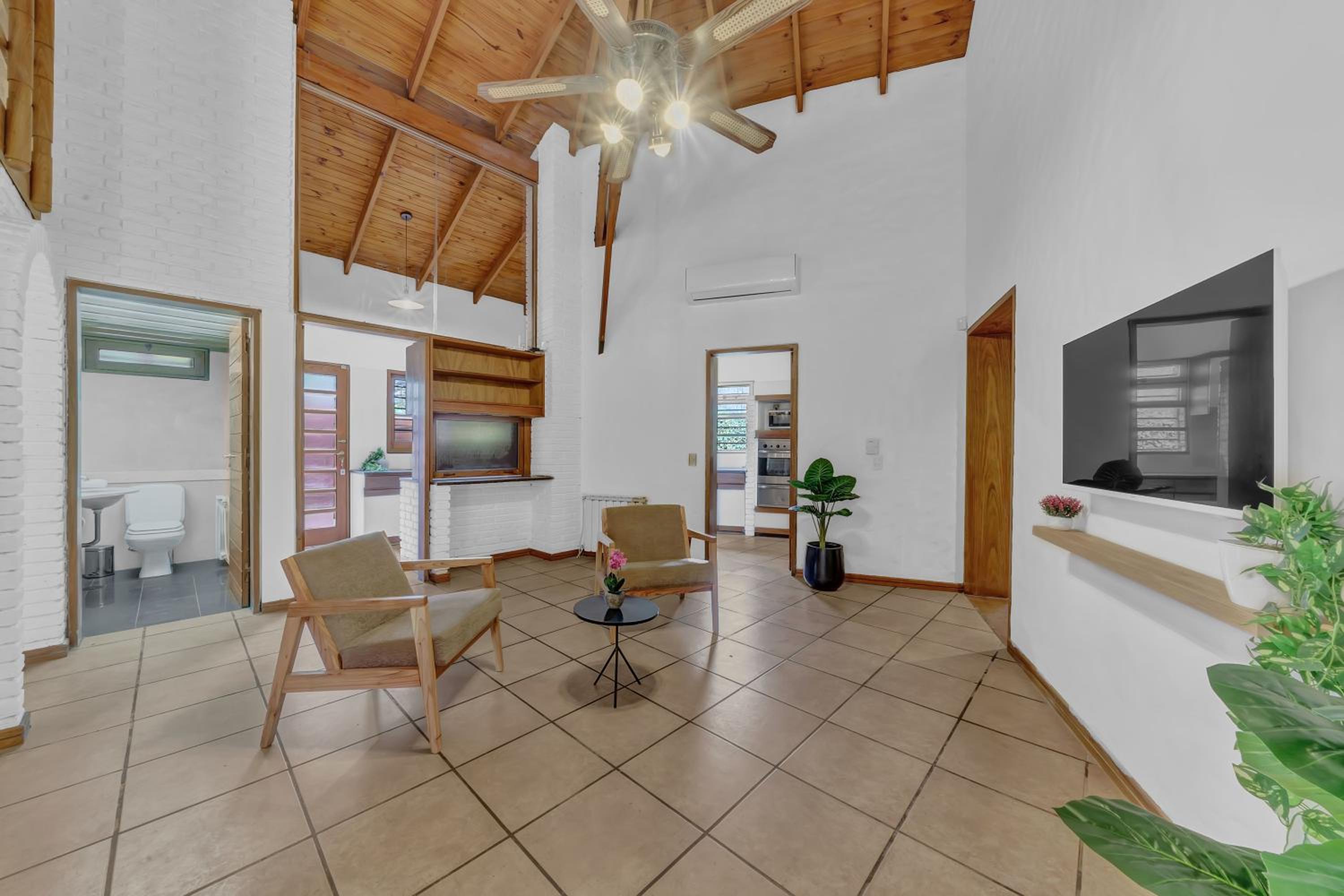 Seven-Bedroom House photo 2