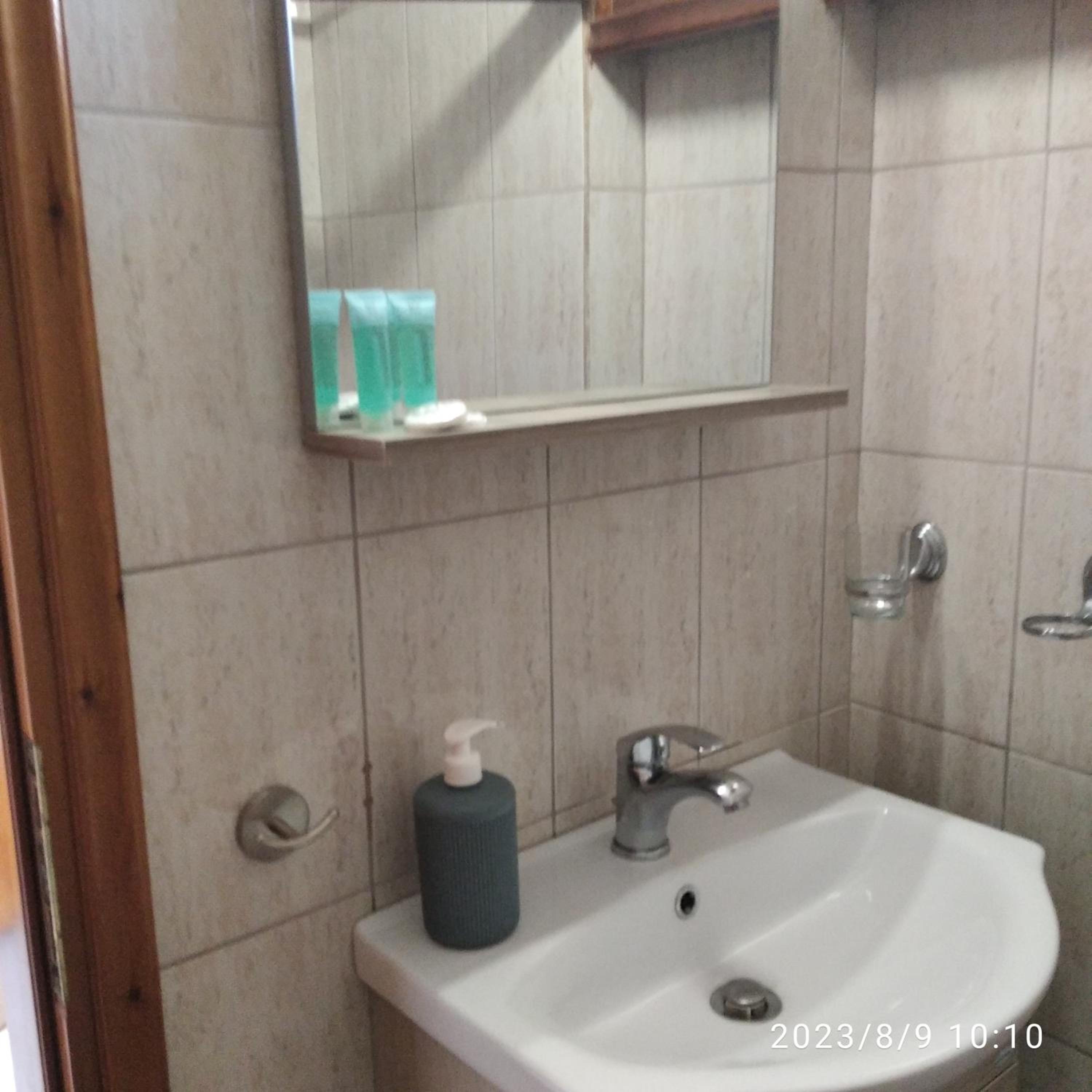 Standard Double Room - Photo 9