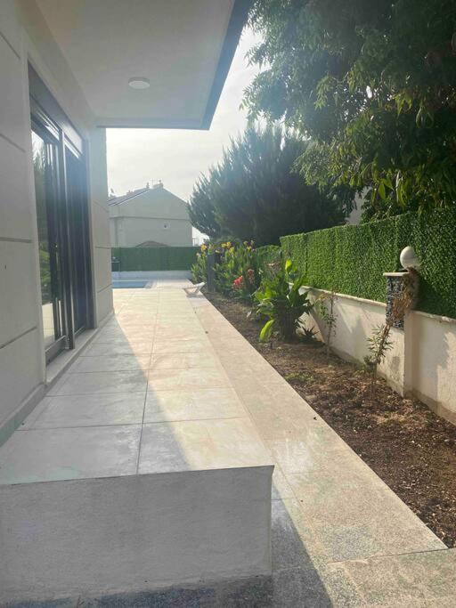 Five-Bedroom House photo 1