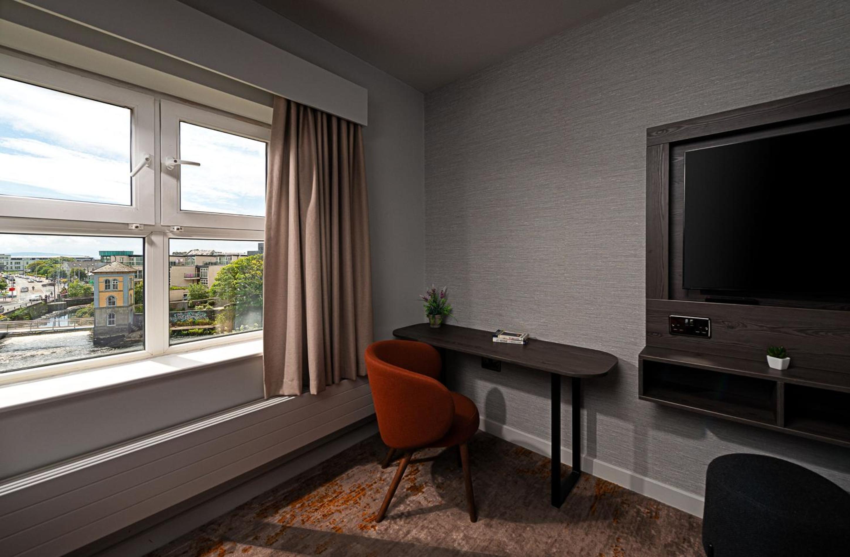 Double Room with River View thumbnail 5