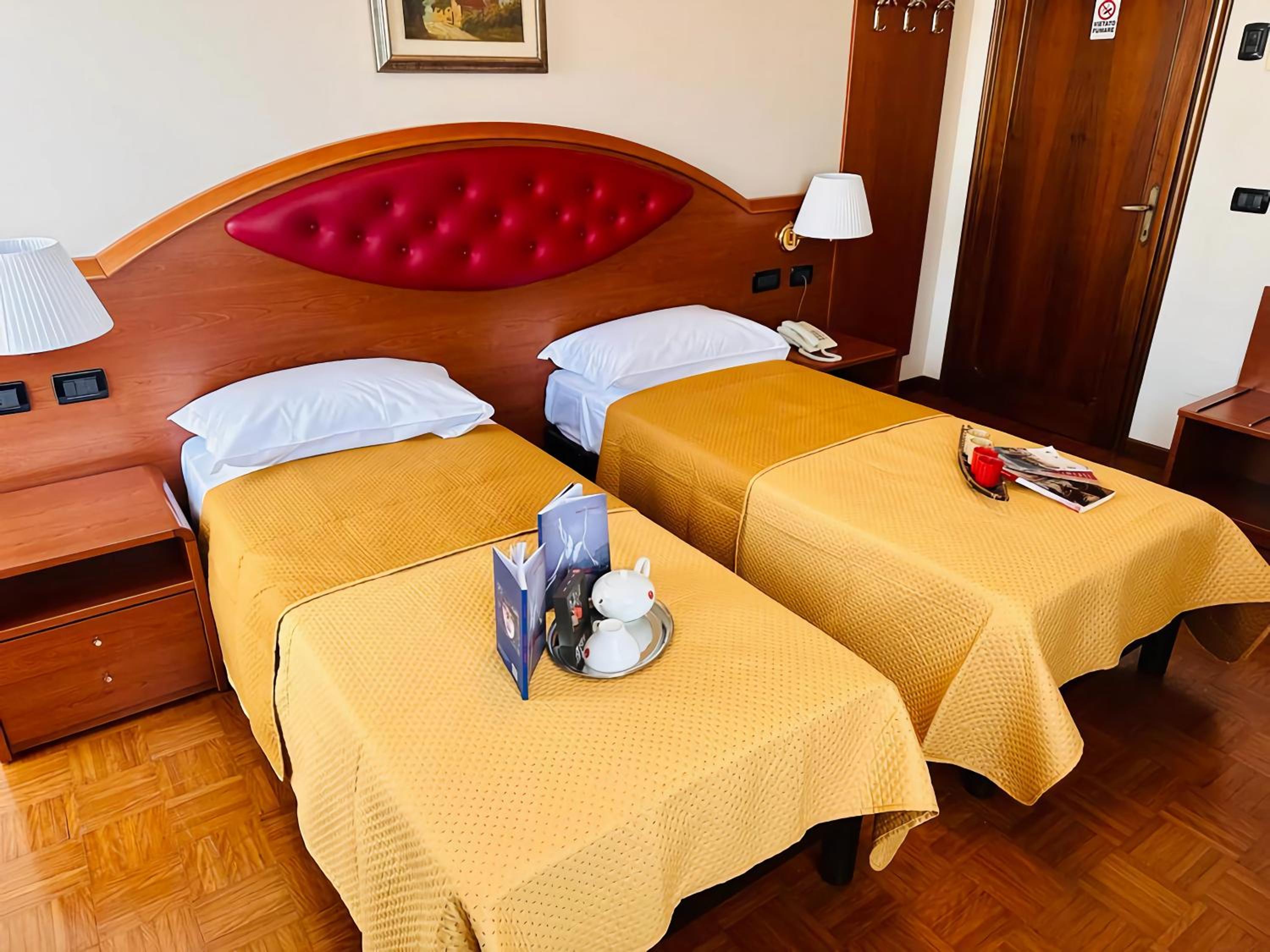 Twin Room with Private Bathroom photo 1