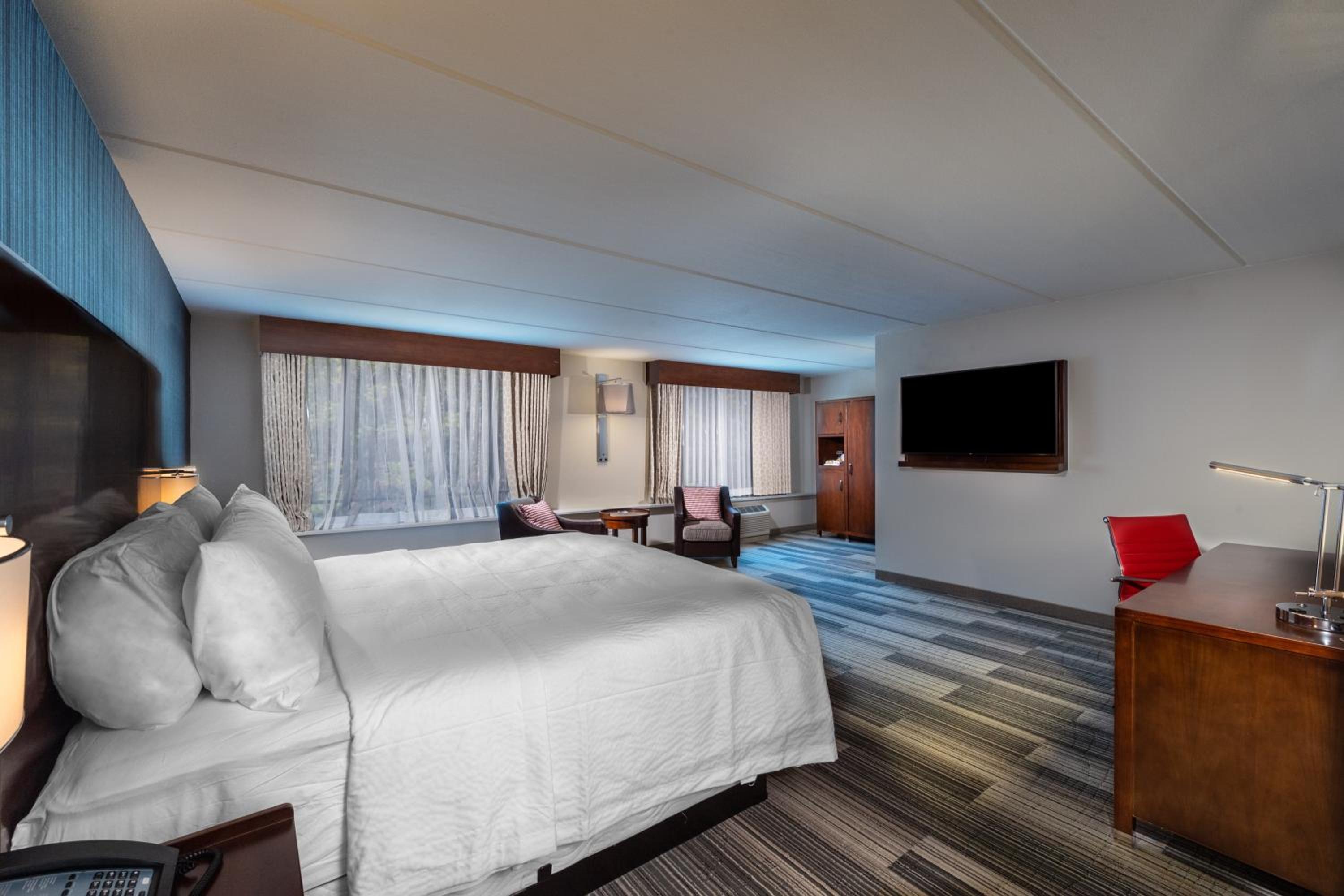 Deluxe Corner King Room - Photo 1