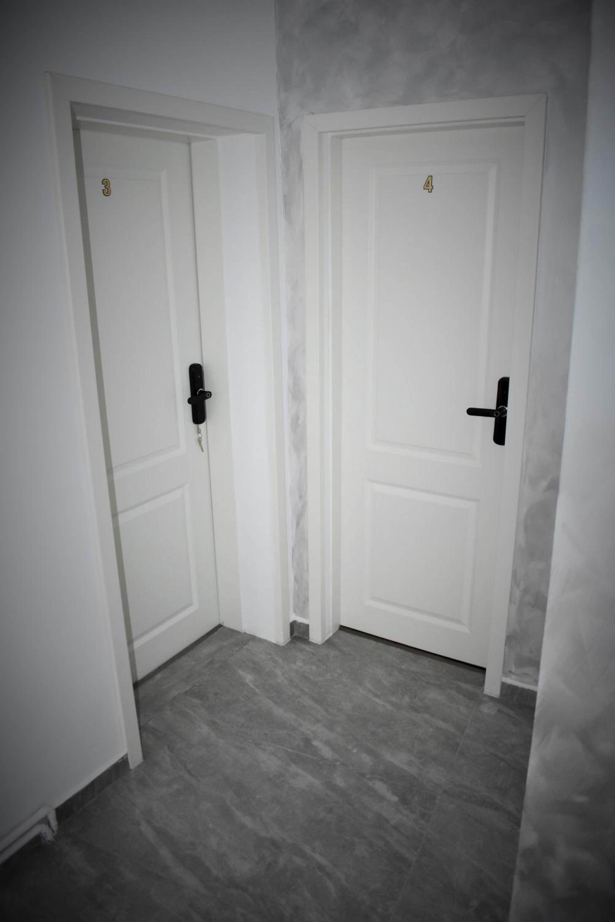 Deluxe Double Room with Shower - Photo 5