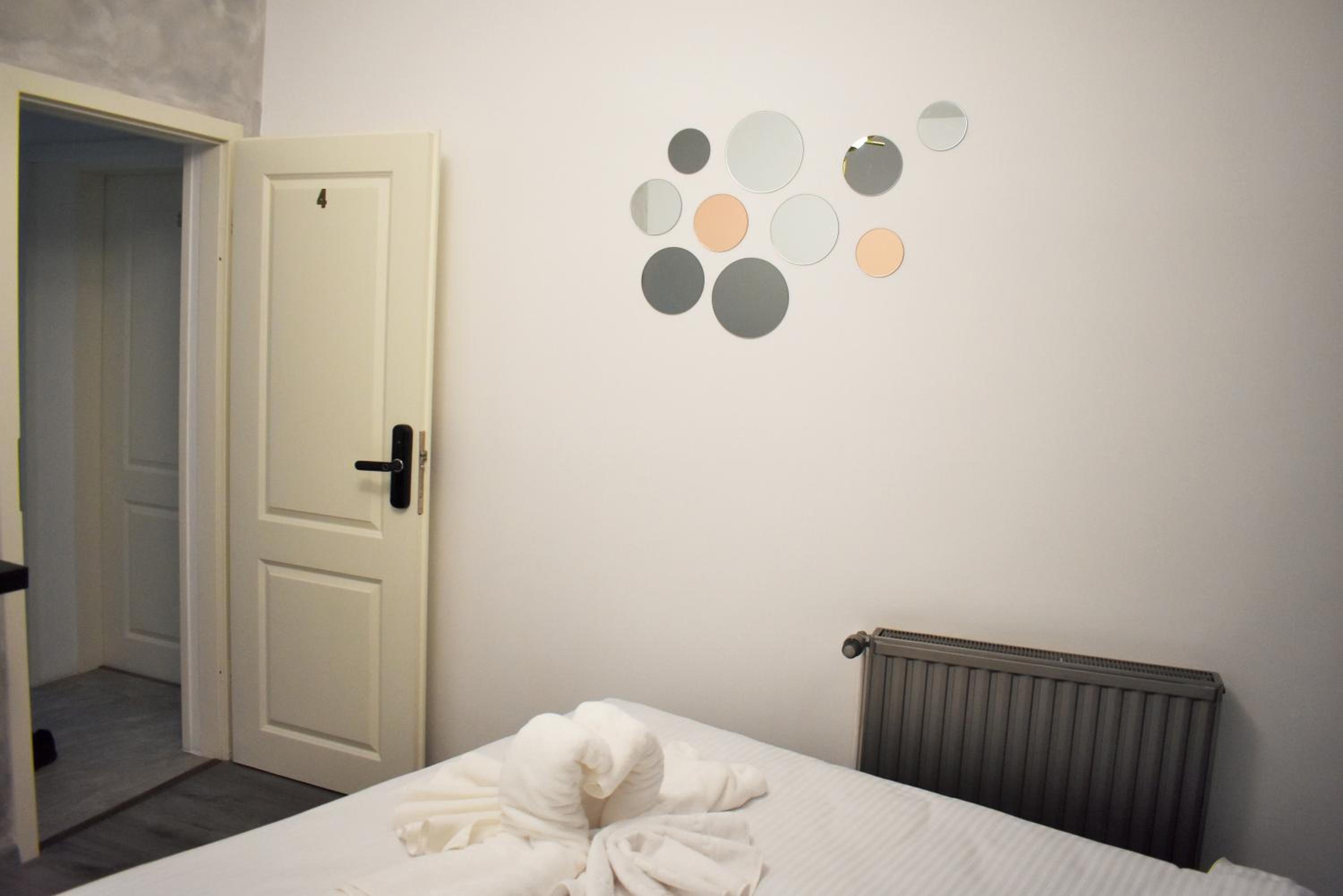 Deluxe Double Room with Shower - Photo 6