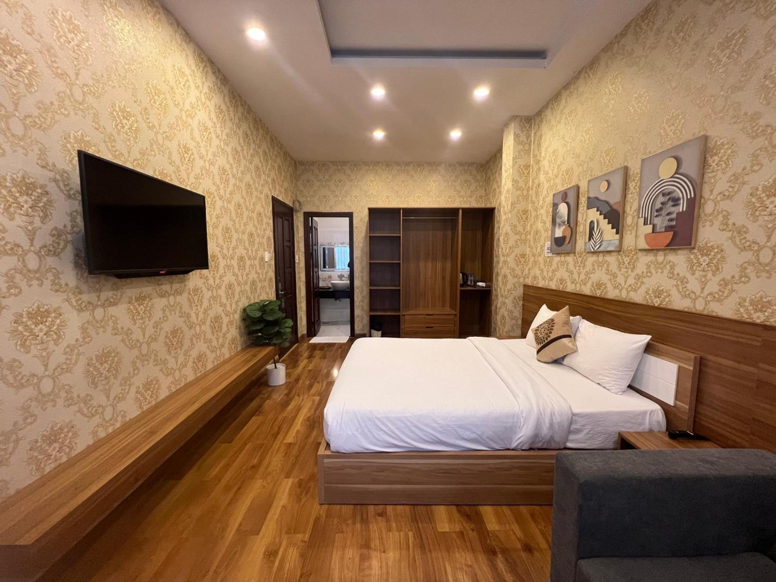Deluxe King Room - Photo 9