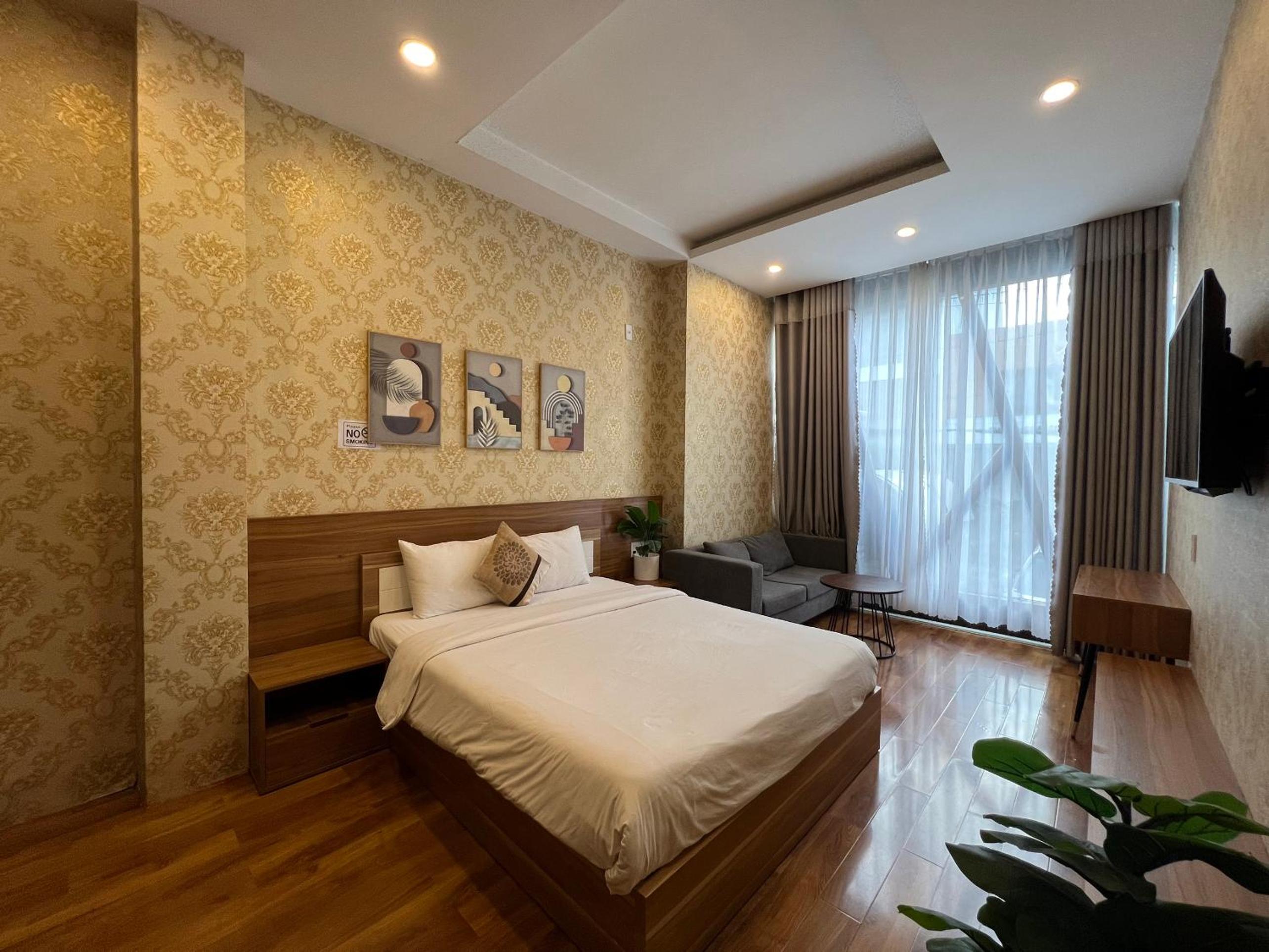Deluxe King Room - Photo 8