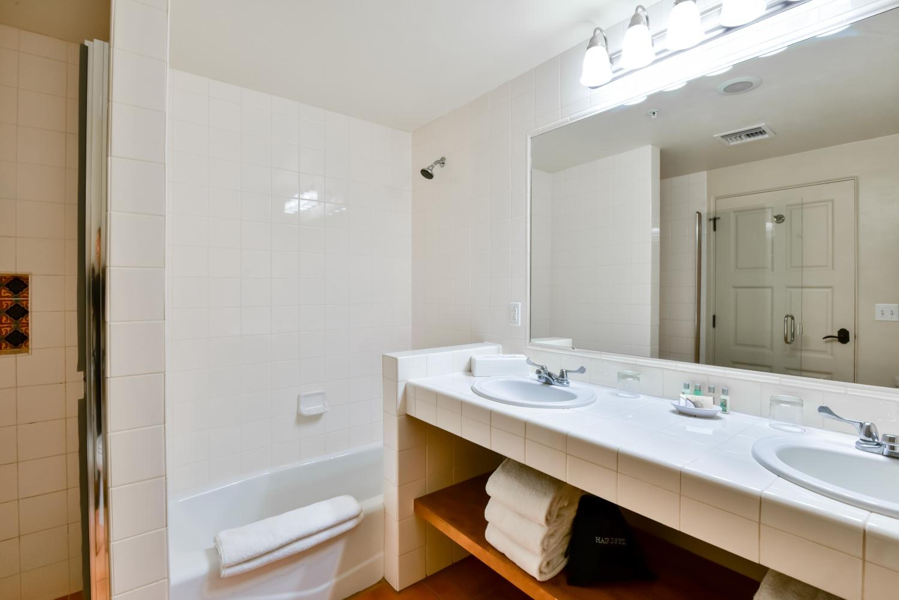 One-Bedroom Suite - Photo 3