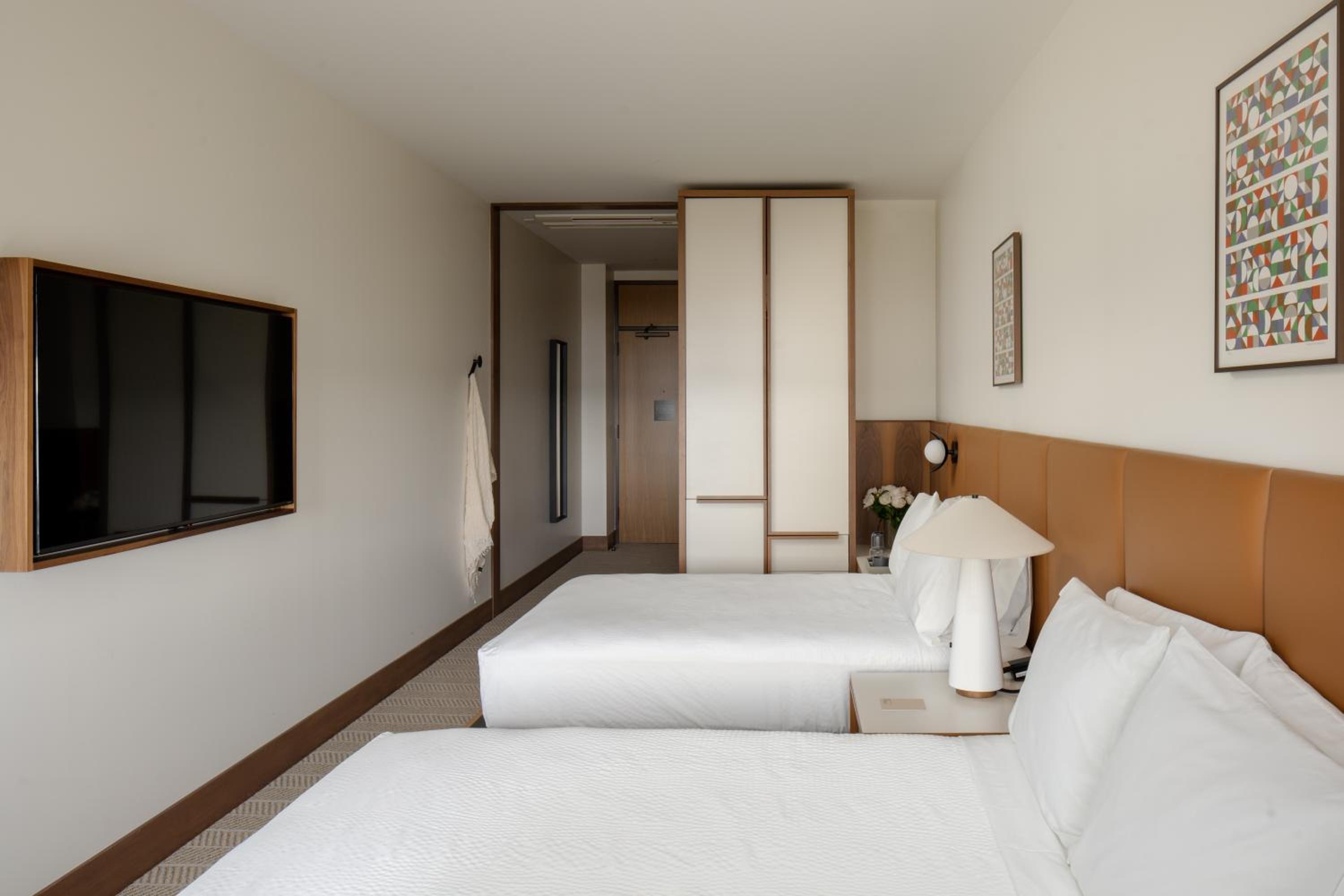 Standard Queen Room with Two Queen Beds - Photo 4