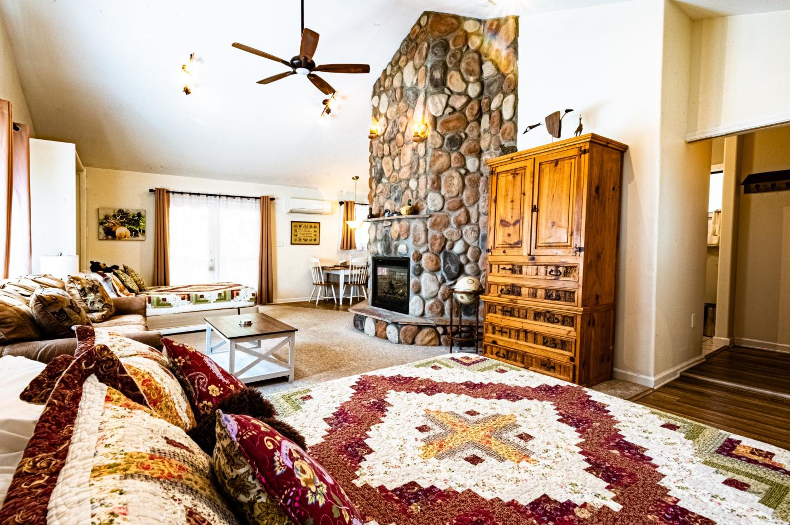 Deluxe Queen Suite - No Pets photo 3