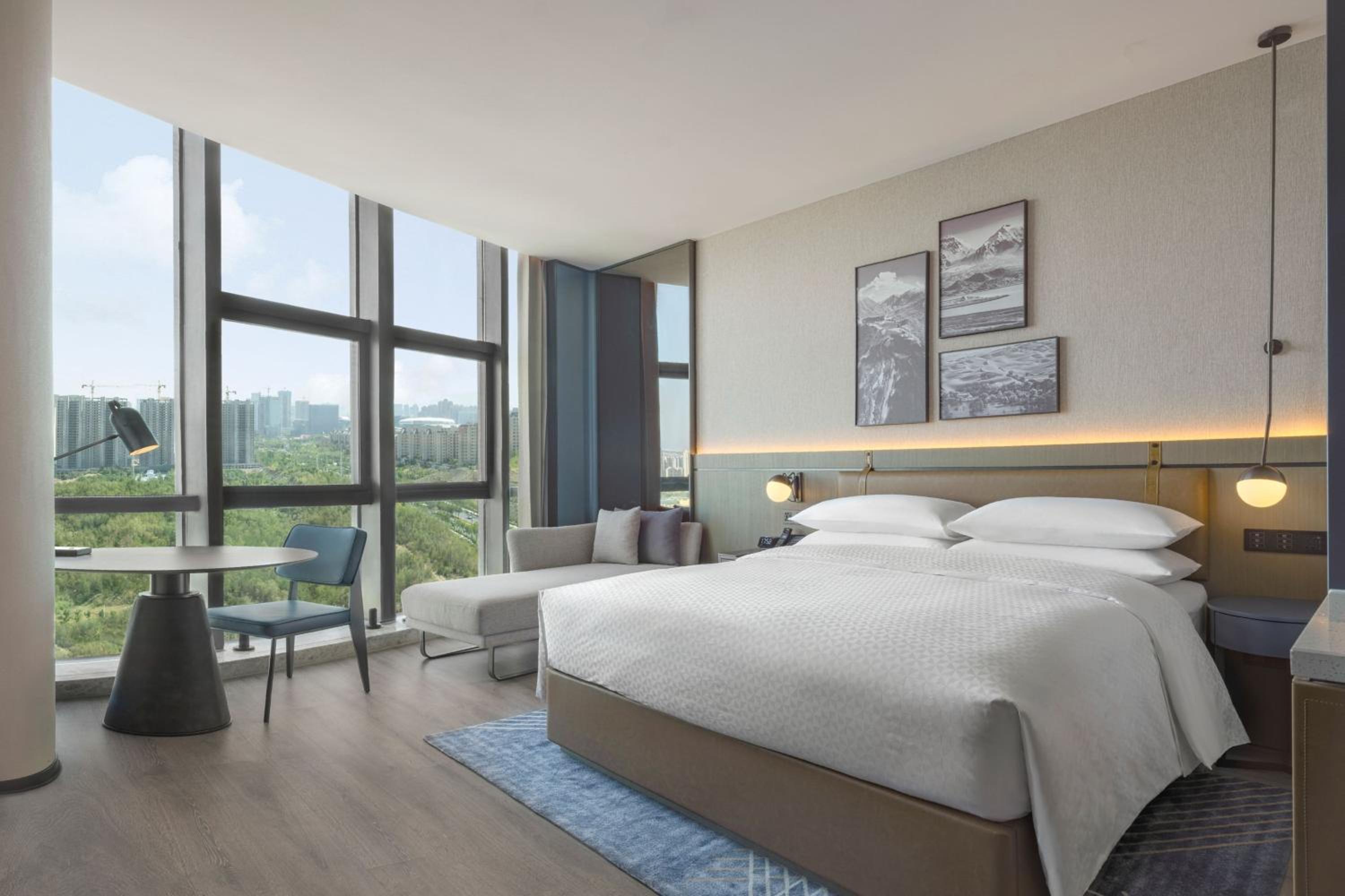 Superior King Room with City View photo 3