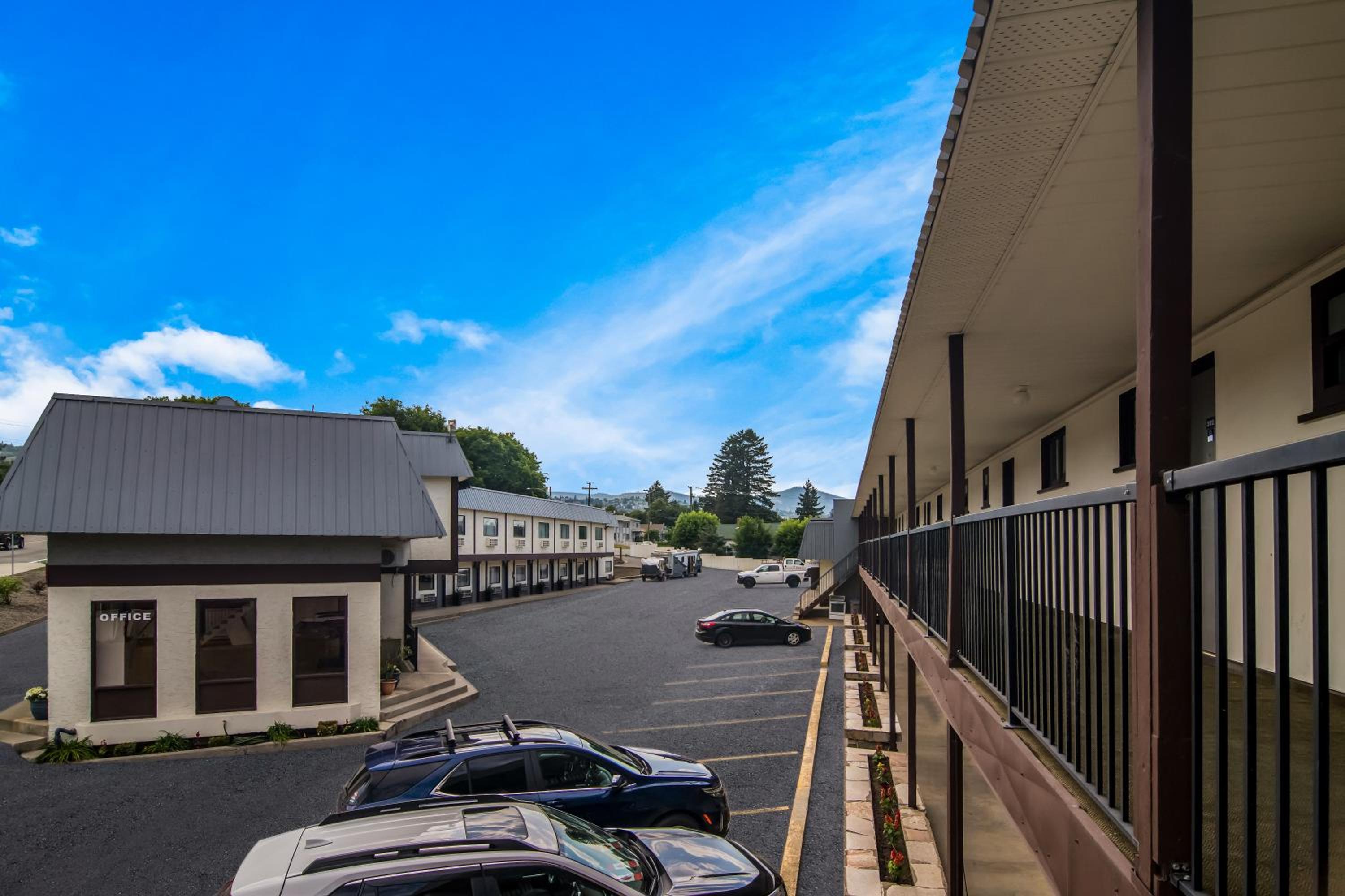 1 Queen Bed Non-Smoking photo 2