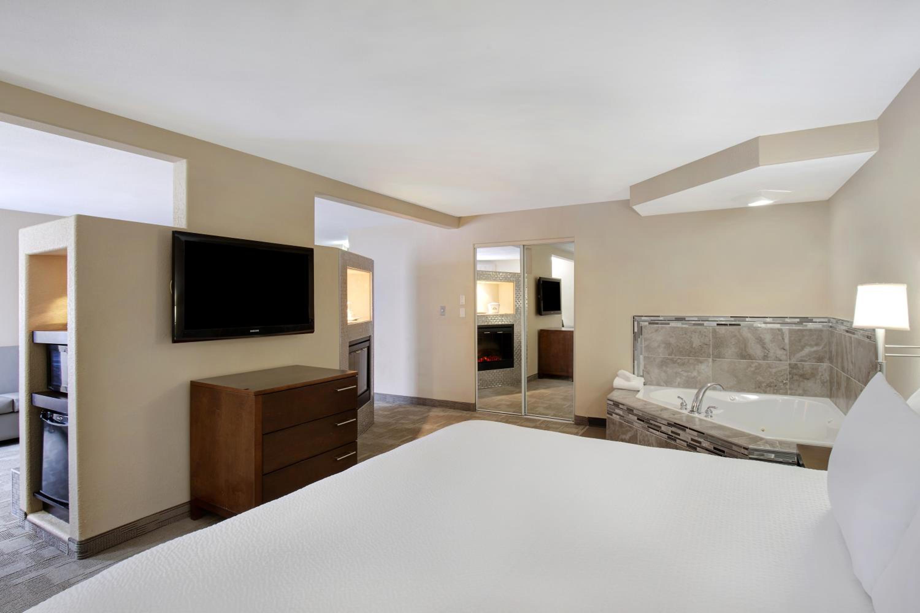 King Suite -  Non-Smoking - Photo 4