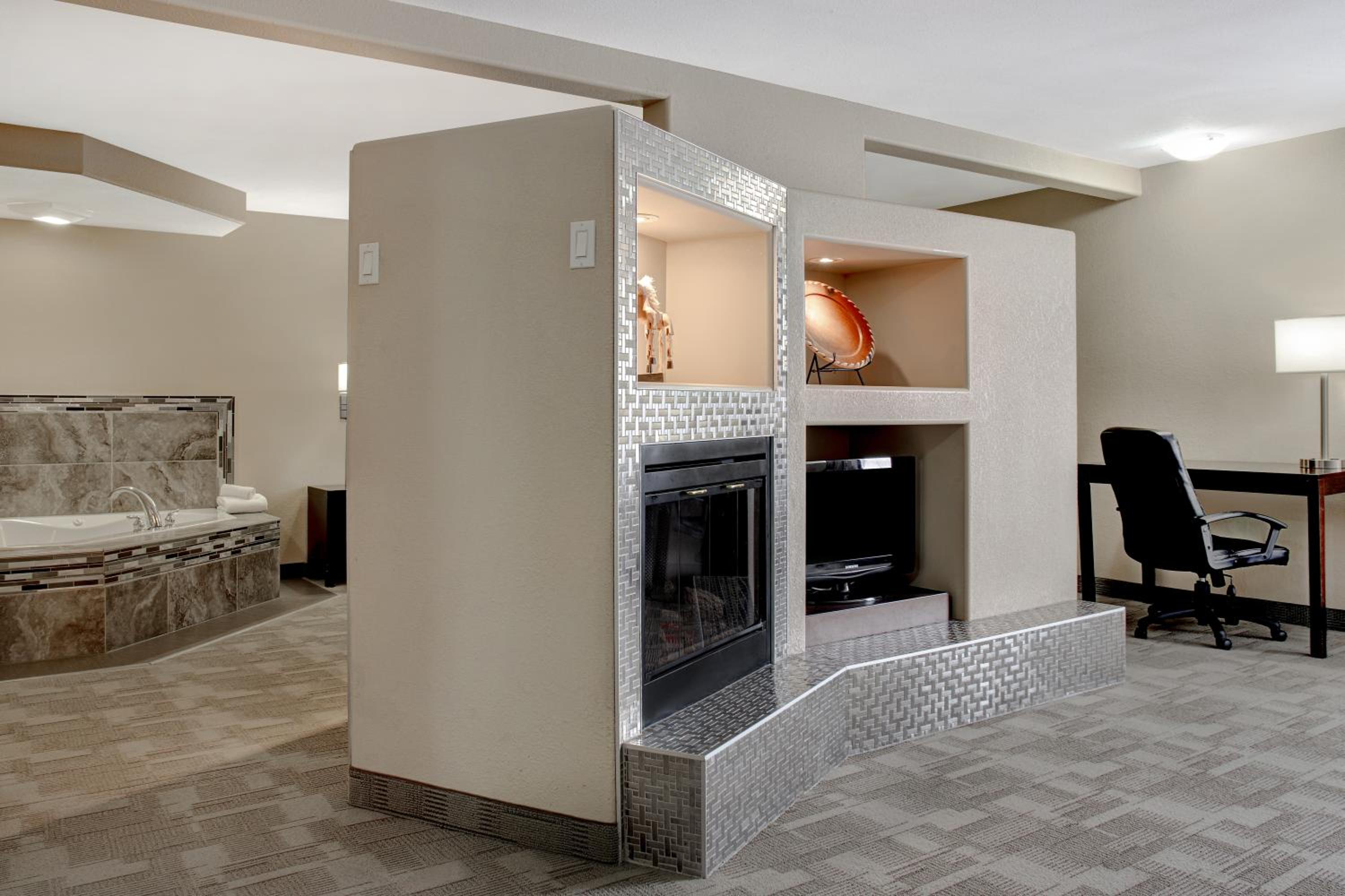 King Suite -  Non-Smoking - Photo 2