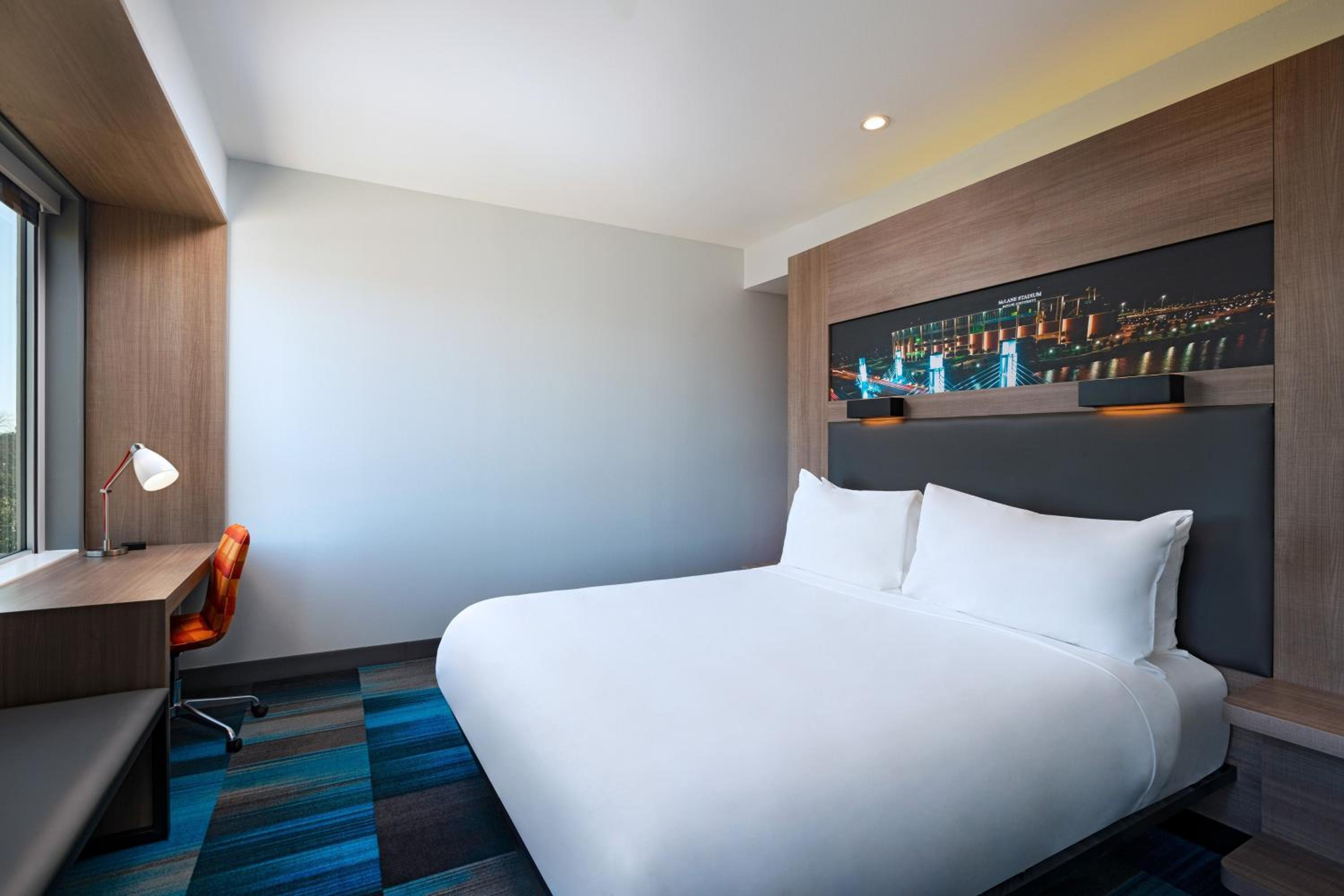 Aloft, Guest room, 1 King - Photo 1
