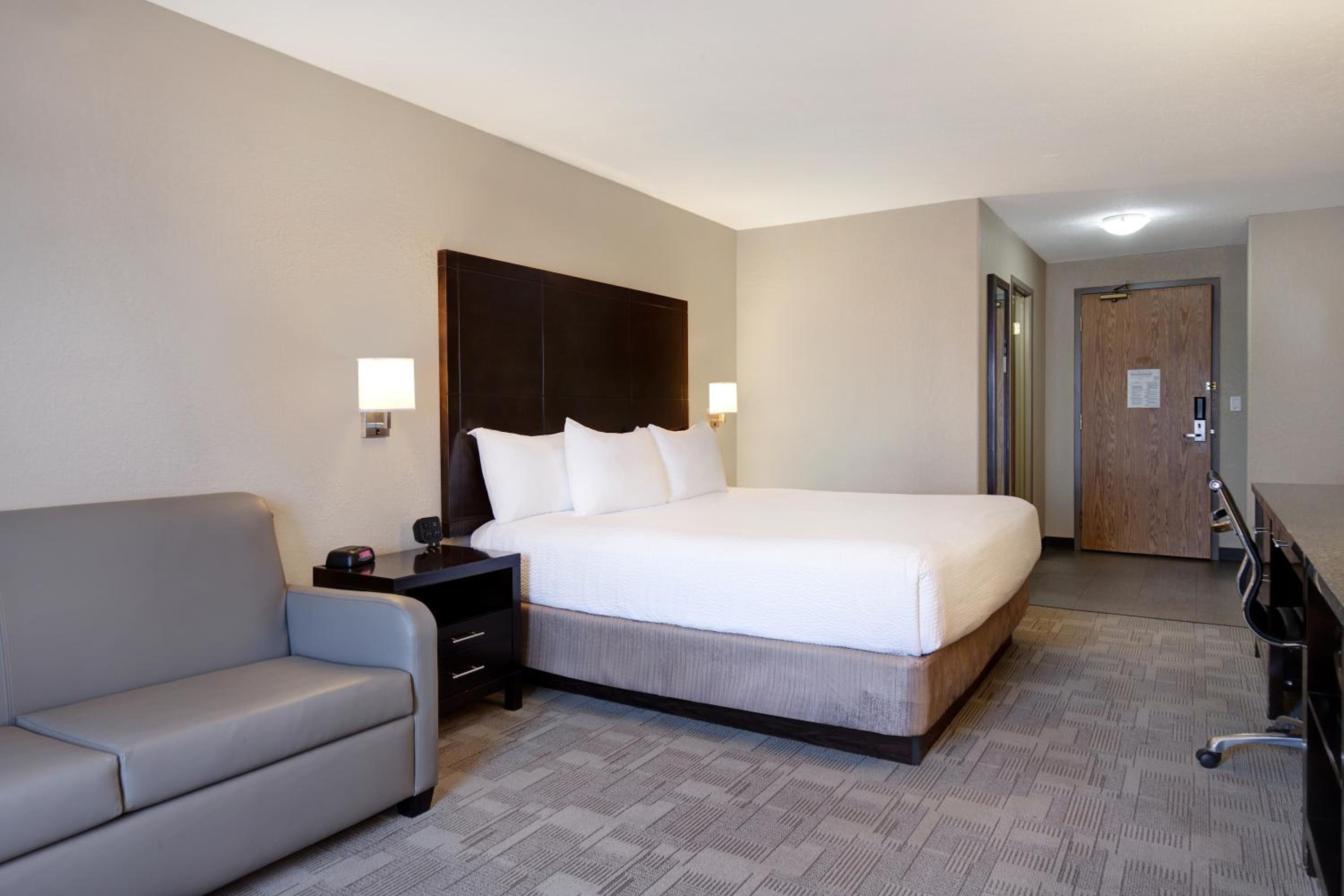 King Room - Non-Smoking - Photo 3