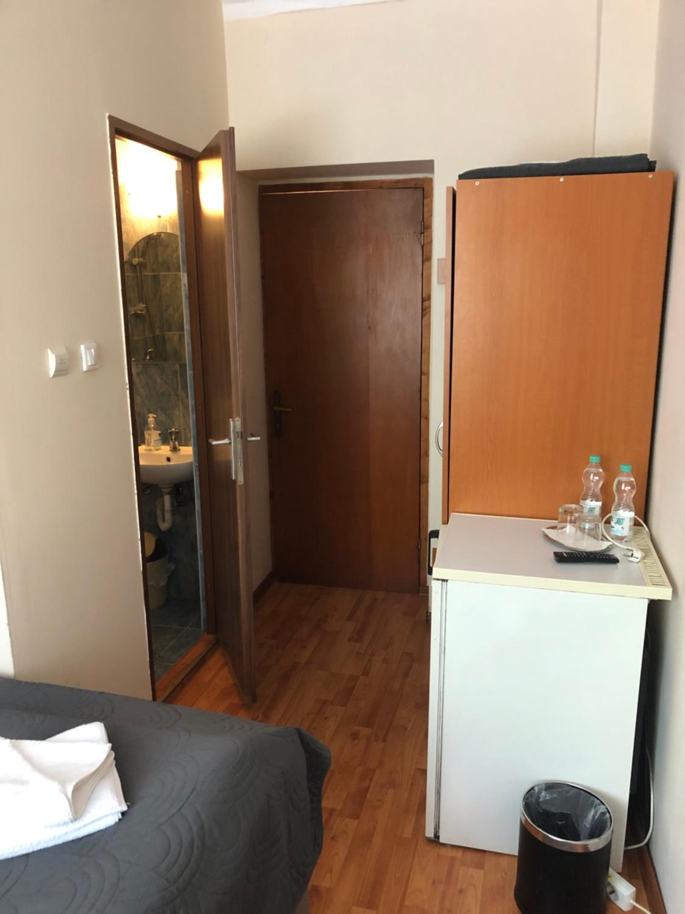 Single Room with Bathroom photo 3