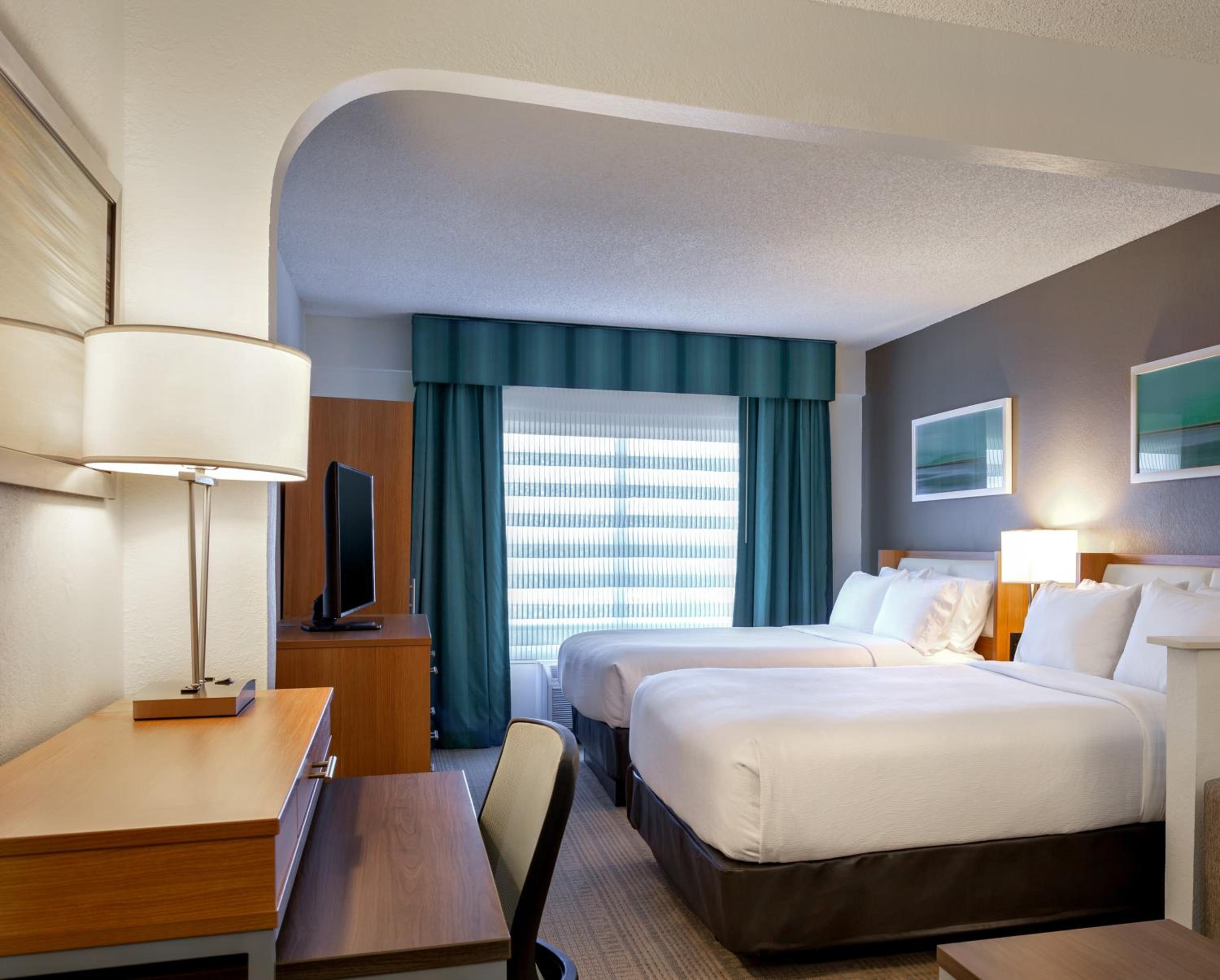 Queen Room with Two Queen Beds with Lakeview - Photo 2
