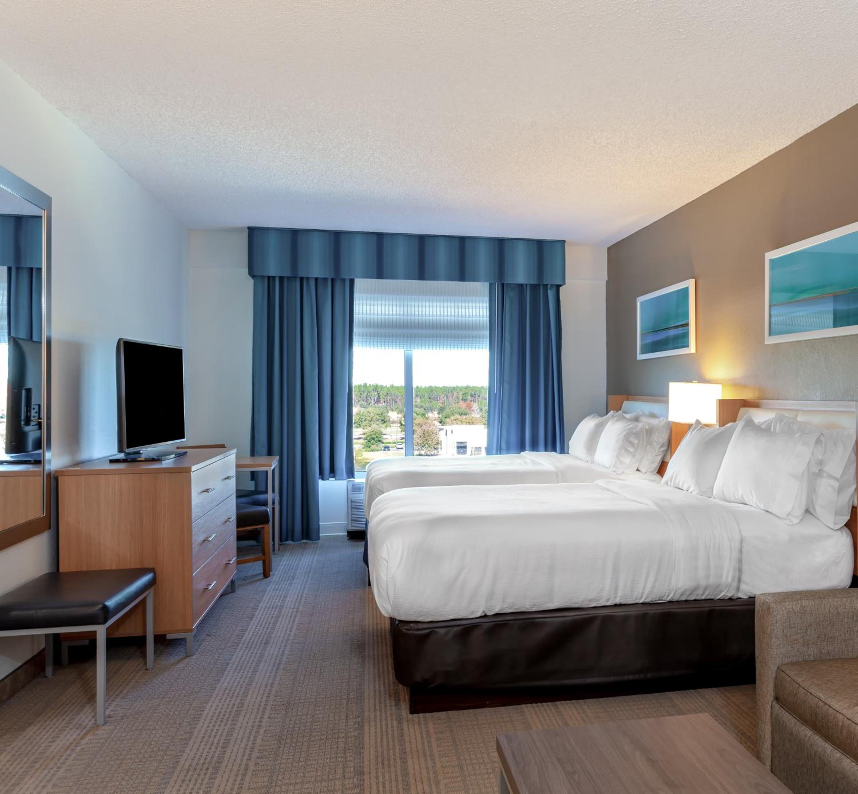 Queen Room with Two Queen Beds with Lakeview - Photo 12