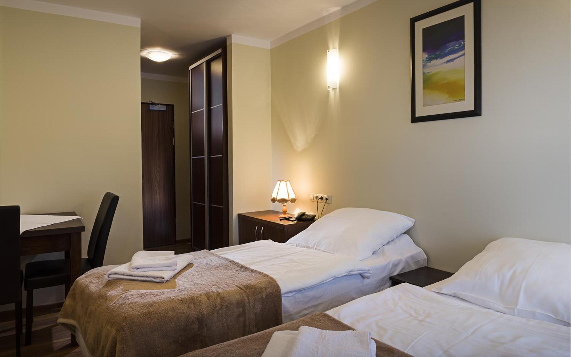 Twin Room with Balcony - Photo 4