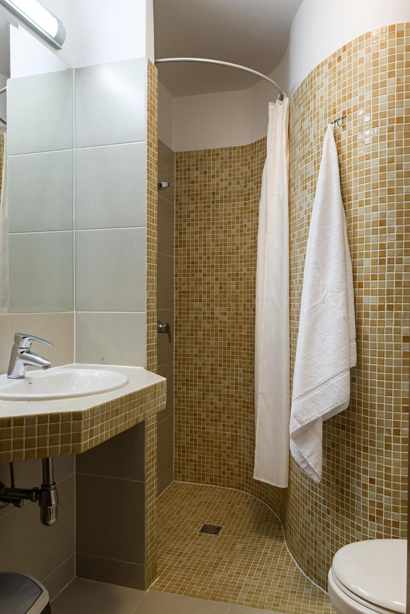 Twin Room with Balcony - Photo 5