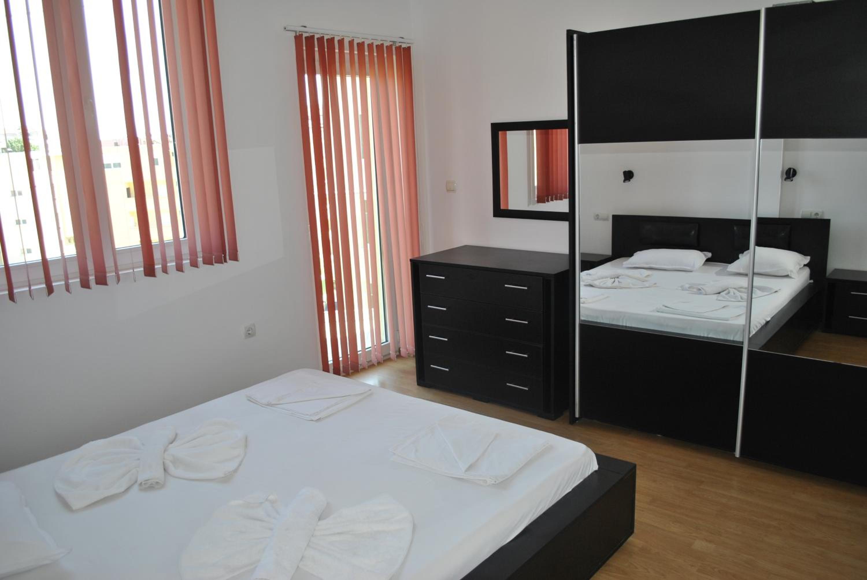 Two-Bedroom Apartment with Pool View photo 2