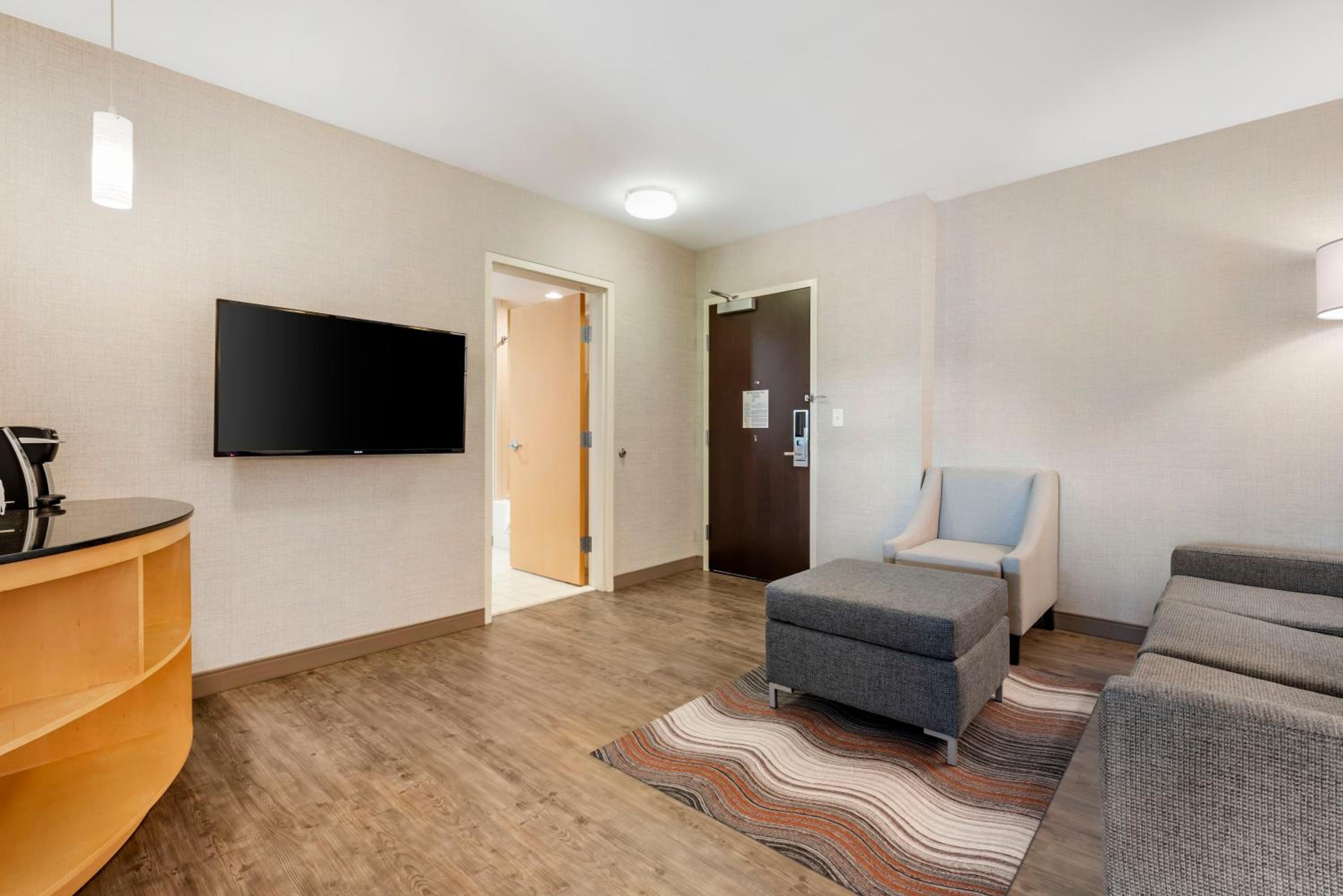 King Suite - Accessible/Non-Smoking - Photo 2