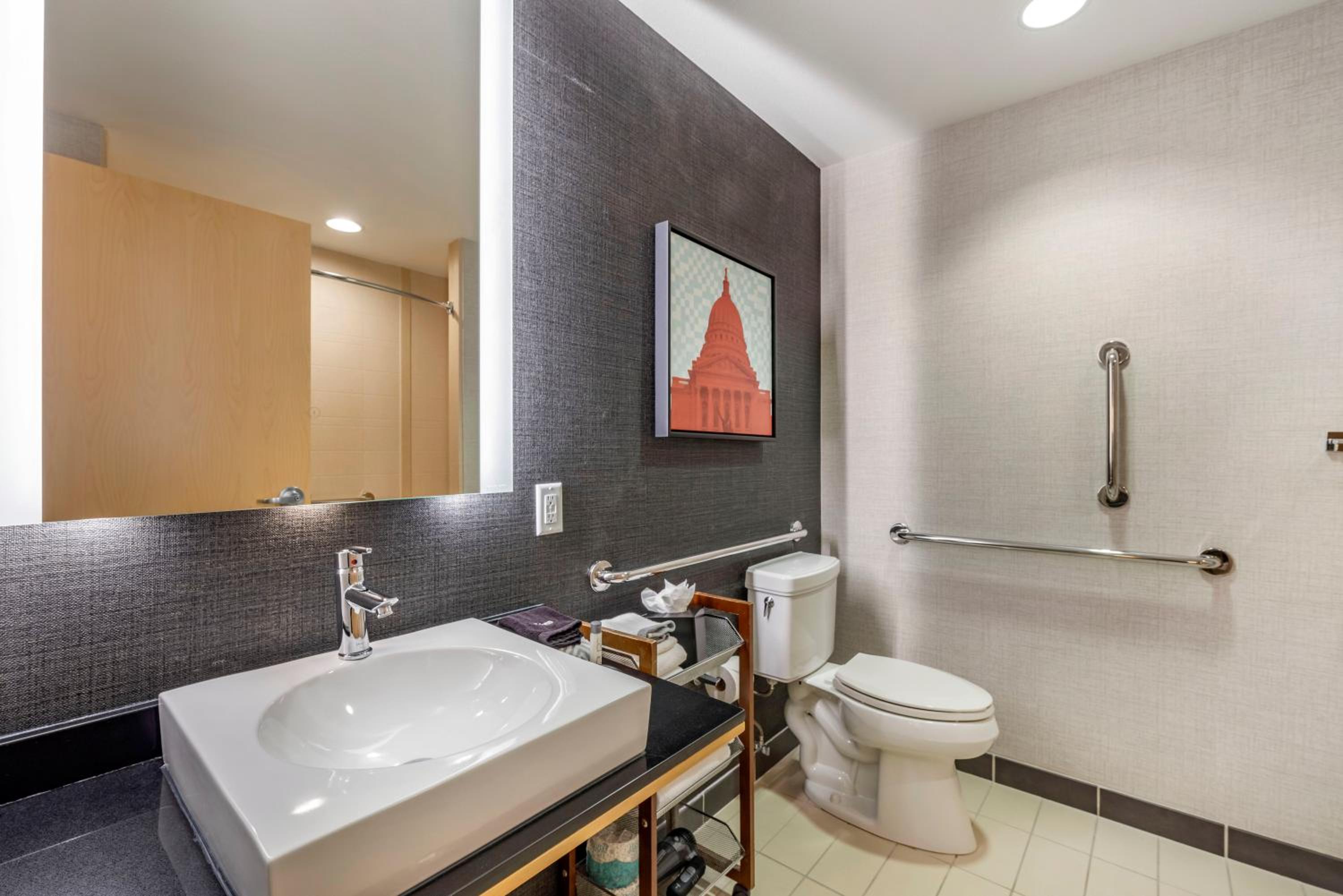 King Suite - Accessible/Non-Smoking - Photo 3