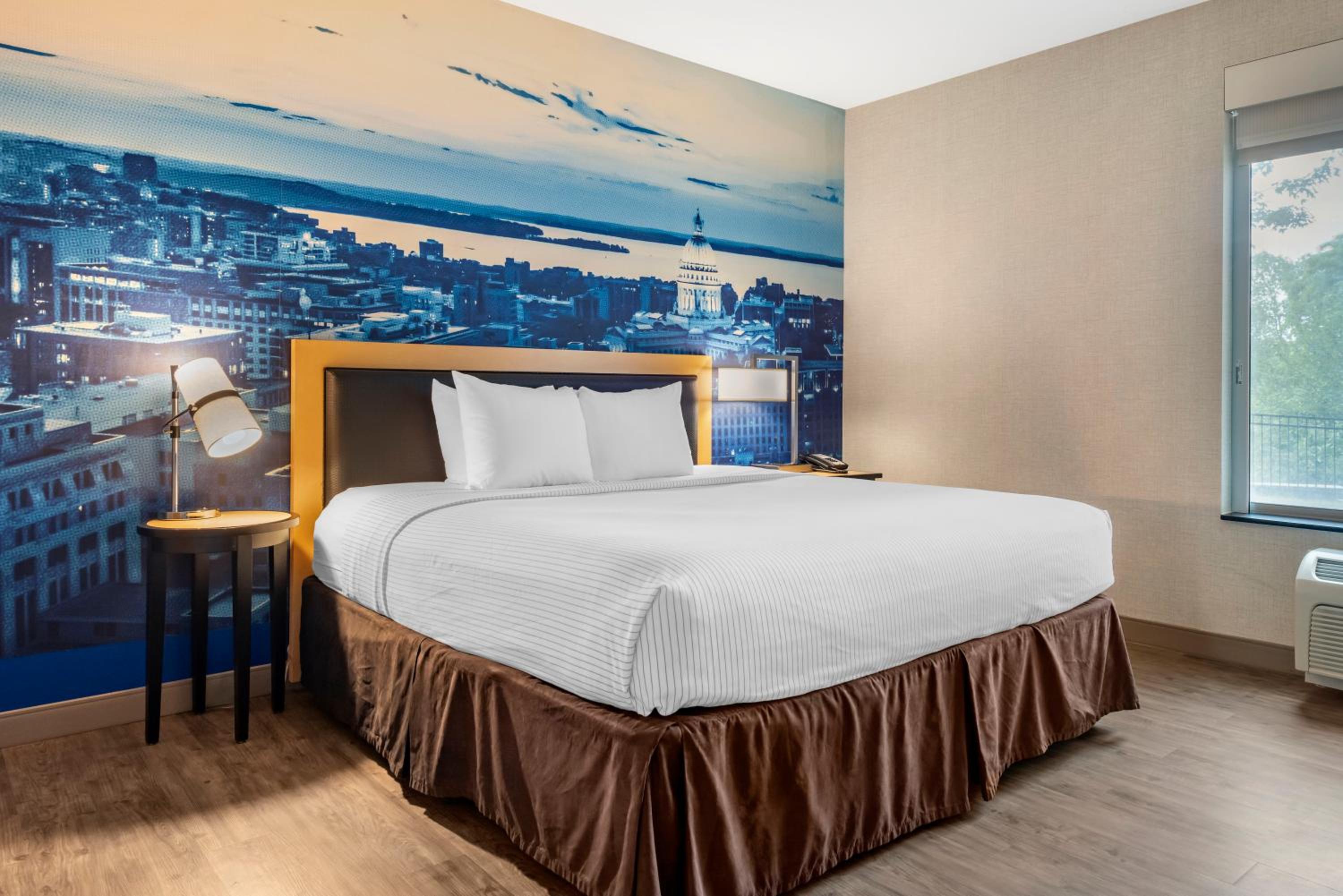 King Suite - Accessible/Non-Smoking - Photo 1