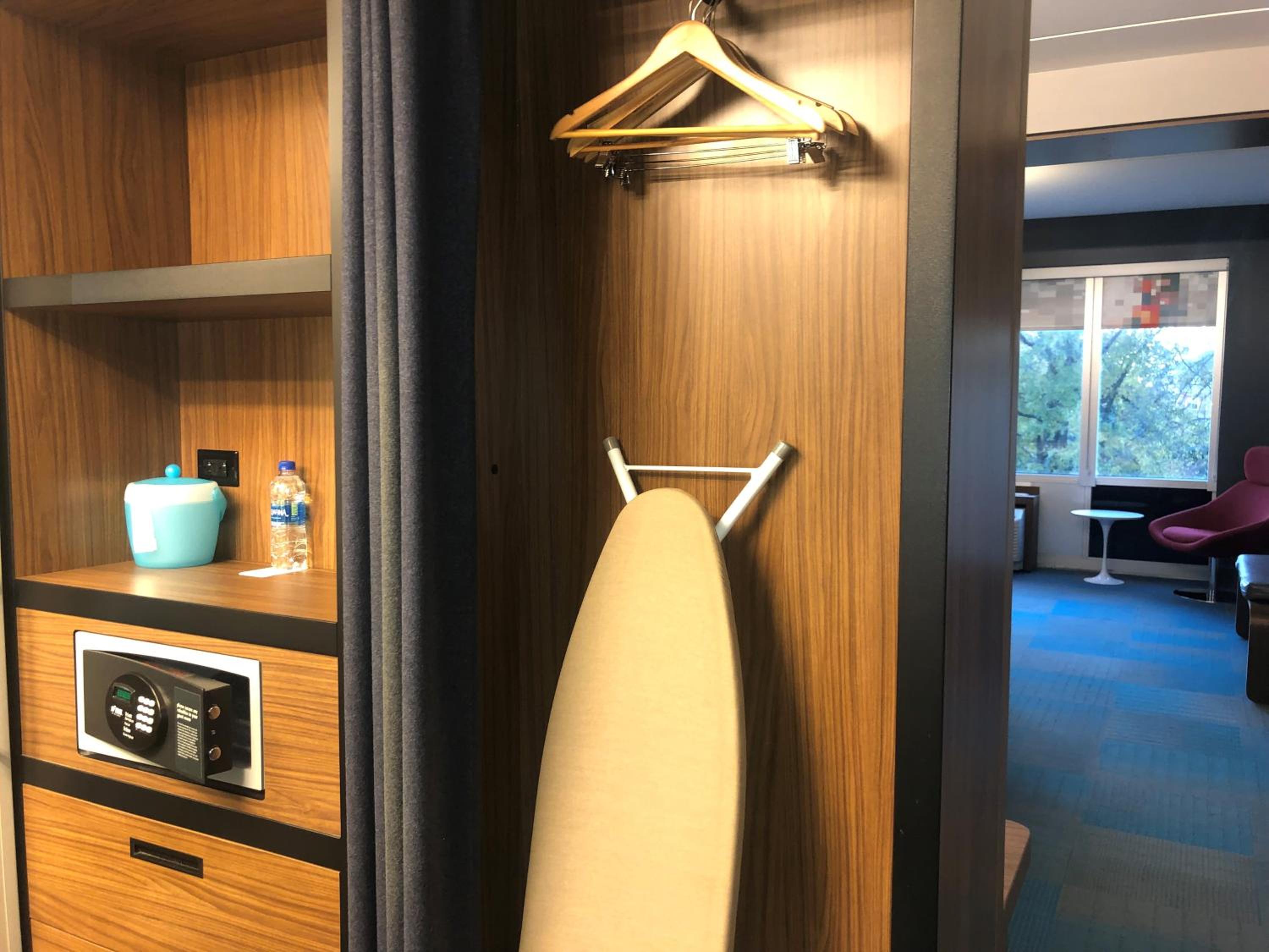 Savvy, Suite, 2 Queen, Sofa bed, Memorial Bell view
