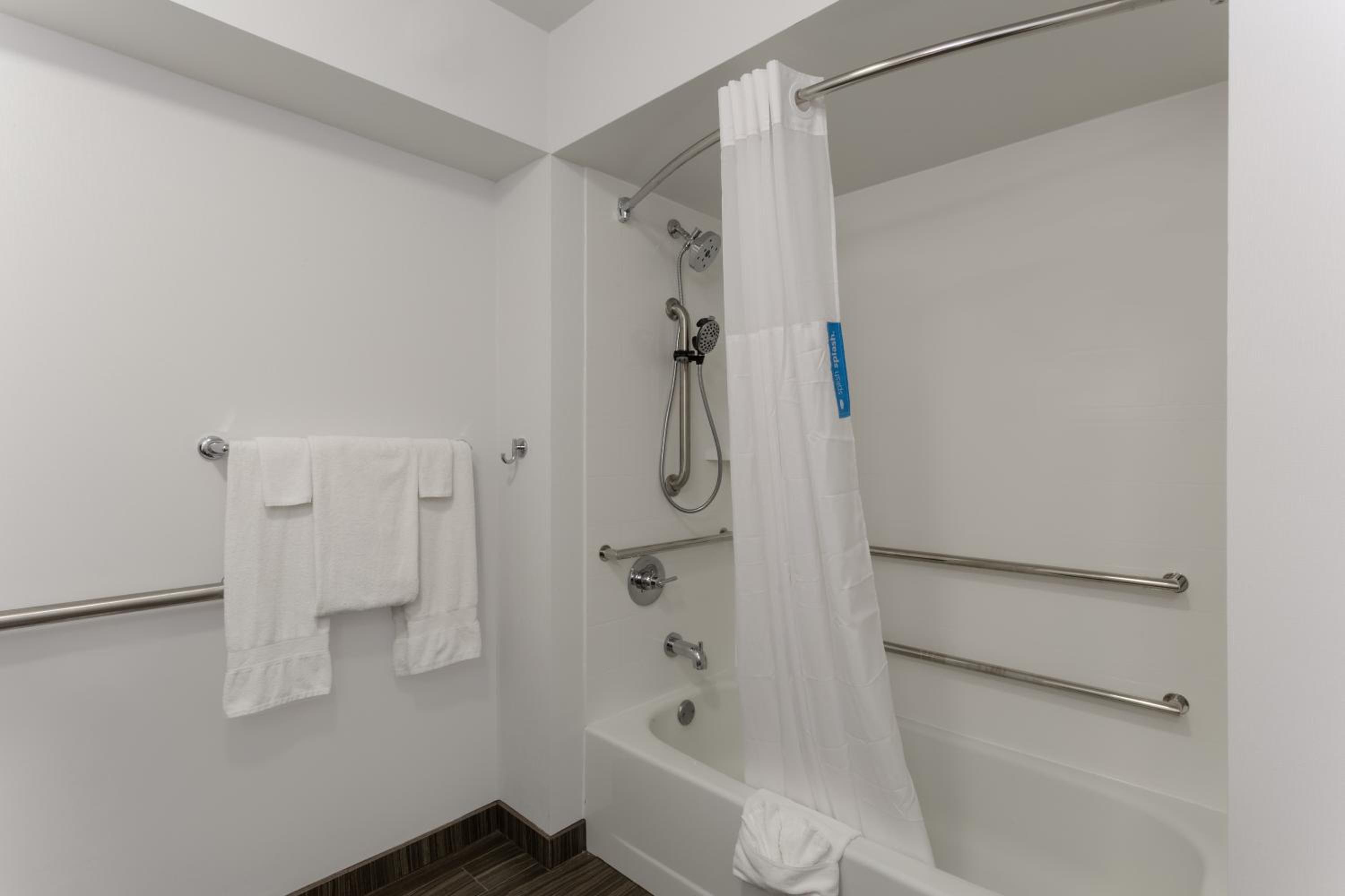 Queen Room with Mobility Access/Non-Smoking - Photo 5