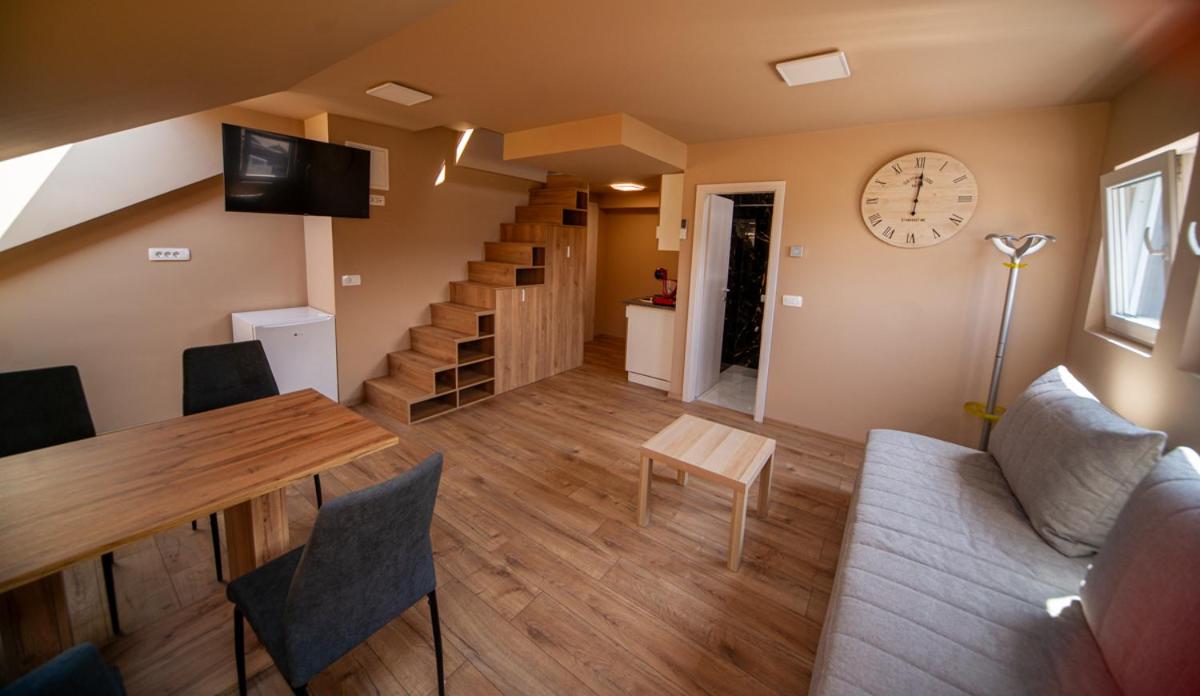 One-Bedroom Apartment photo 2