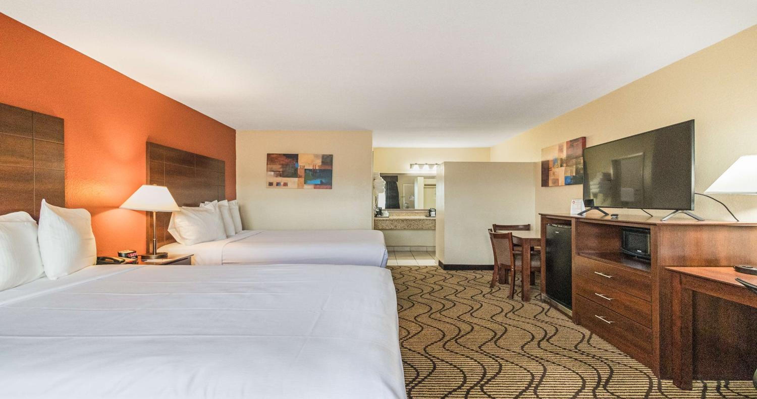 Queen Room with Two Queen Beds - Non-Smoking - Photo 7