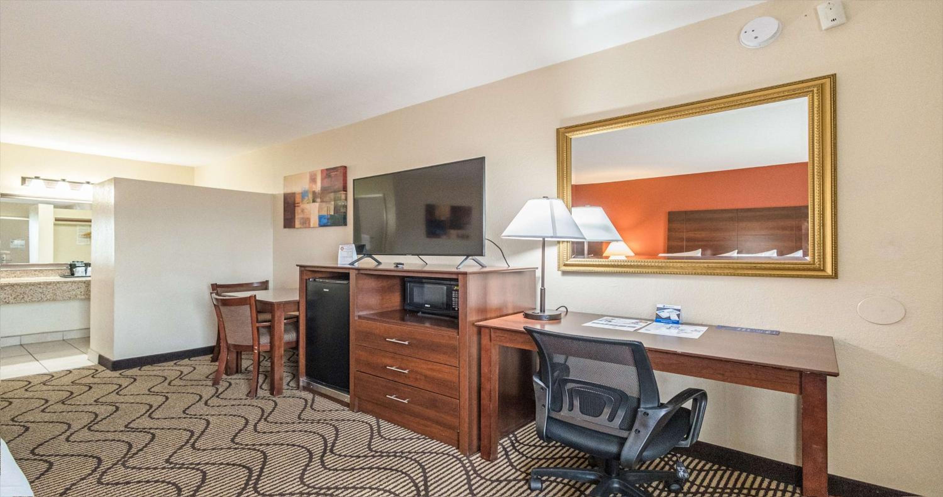 Queen Room with Two Queen Beds - Non-Smoking - Photo 6
