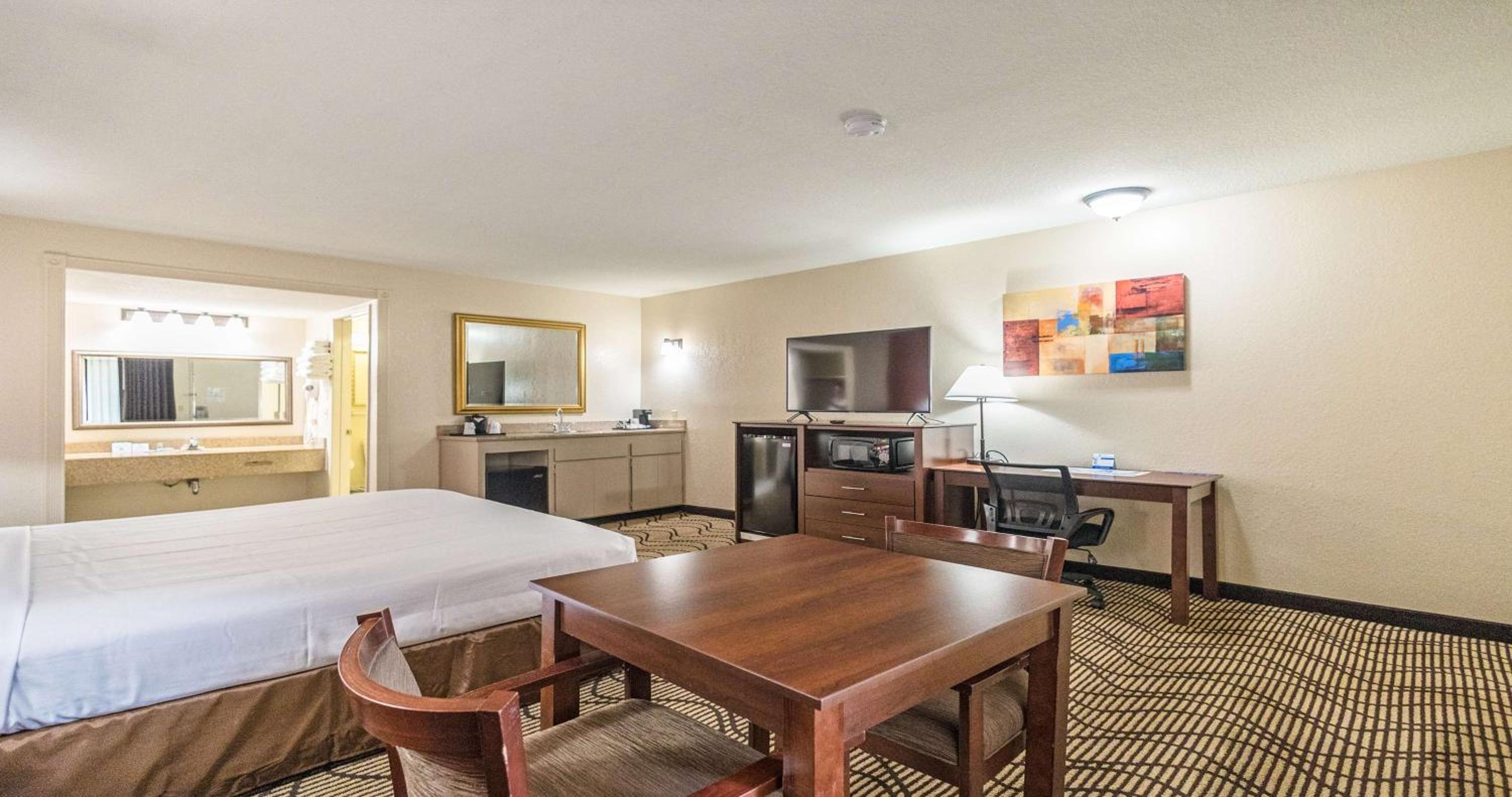 King Room - Non-Smoking - Photo 10
