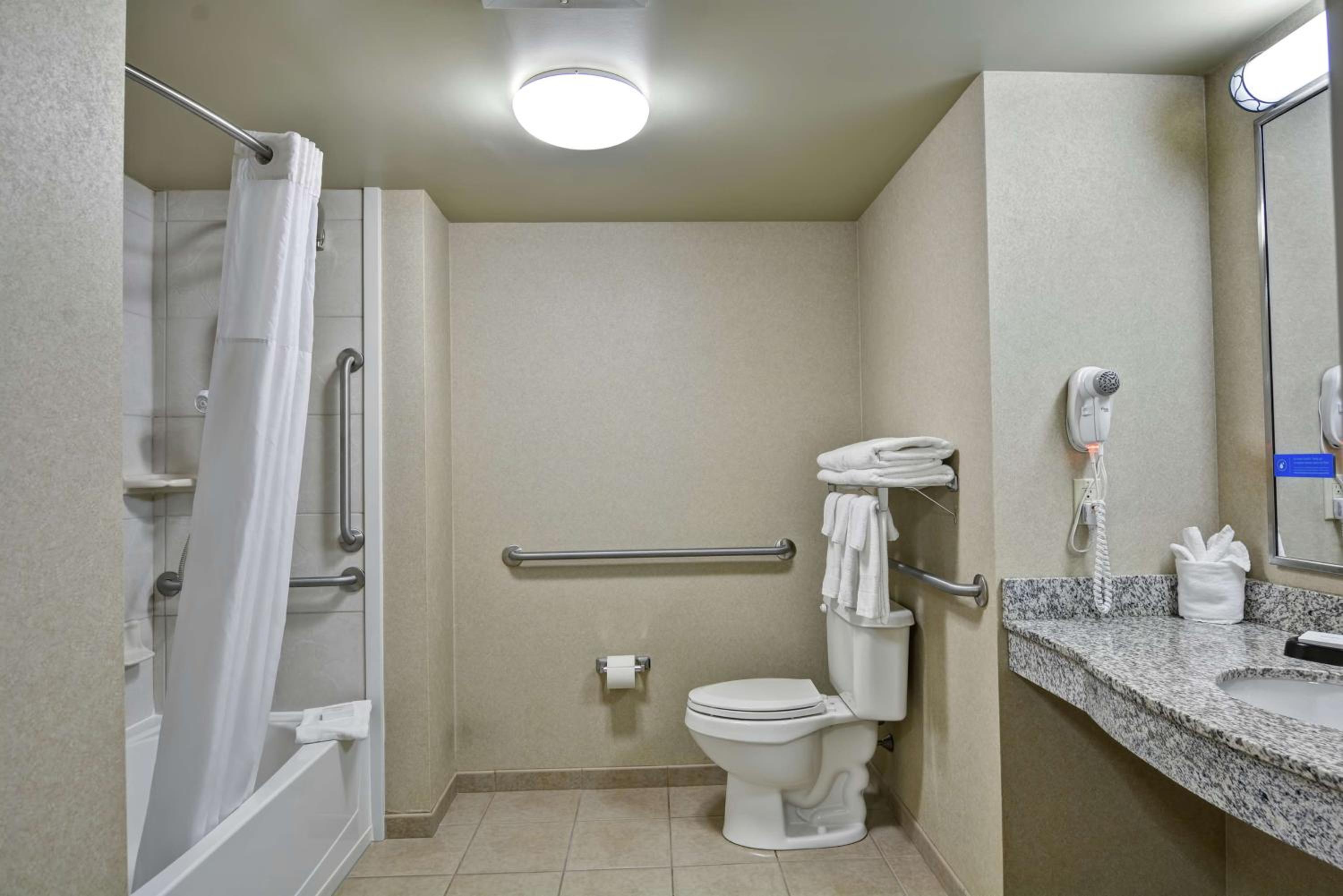 King Room with Accessible Tub - Mobility and Hearing Access/Non-Smoking - Photo 2