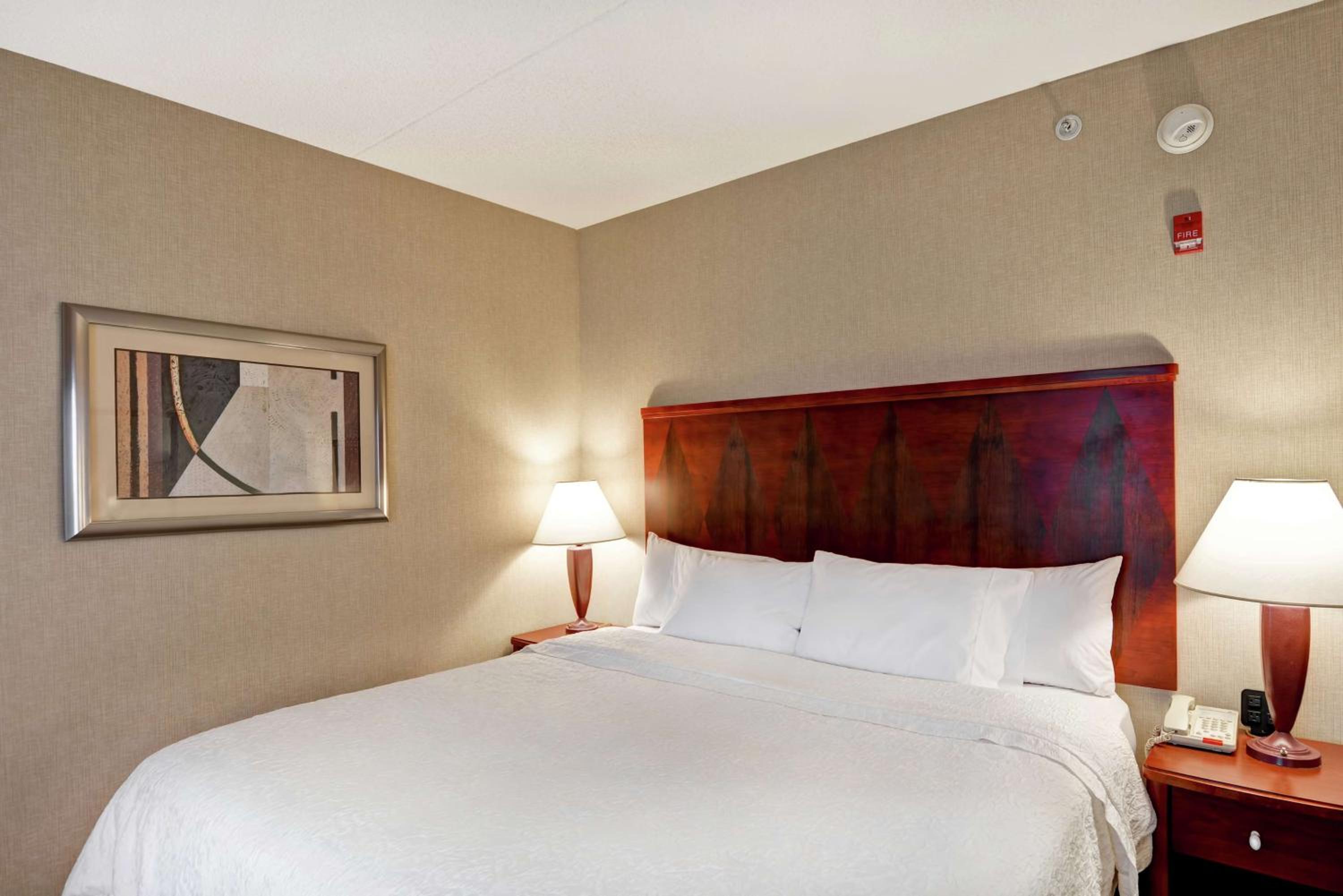 King Room with King Bed - Non-Smoking - Photo 1