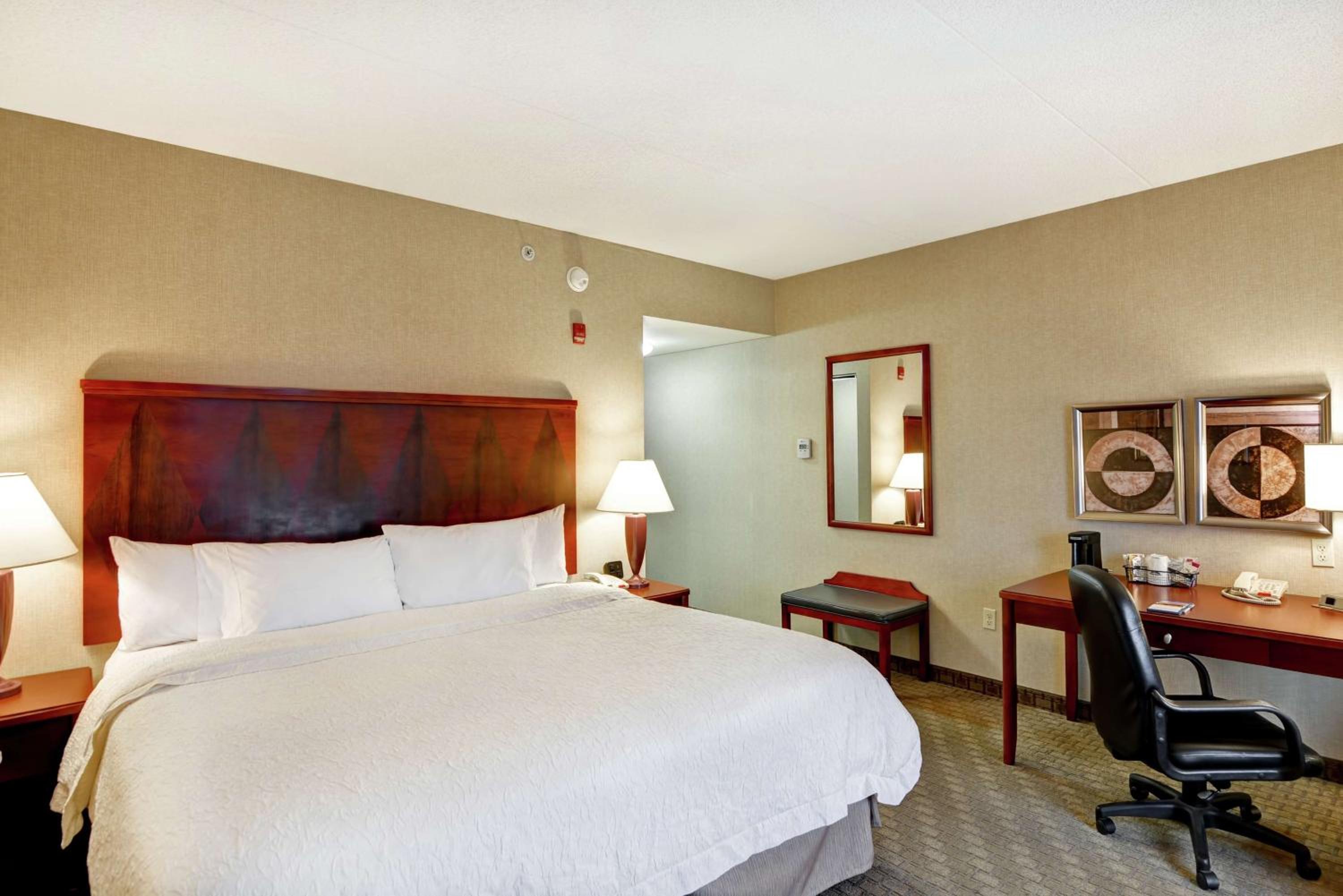 King Room with King Bed - Non-Smoking - Photo 3