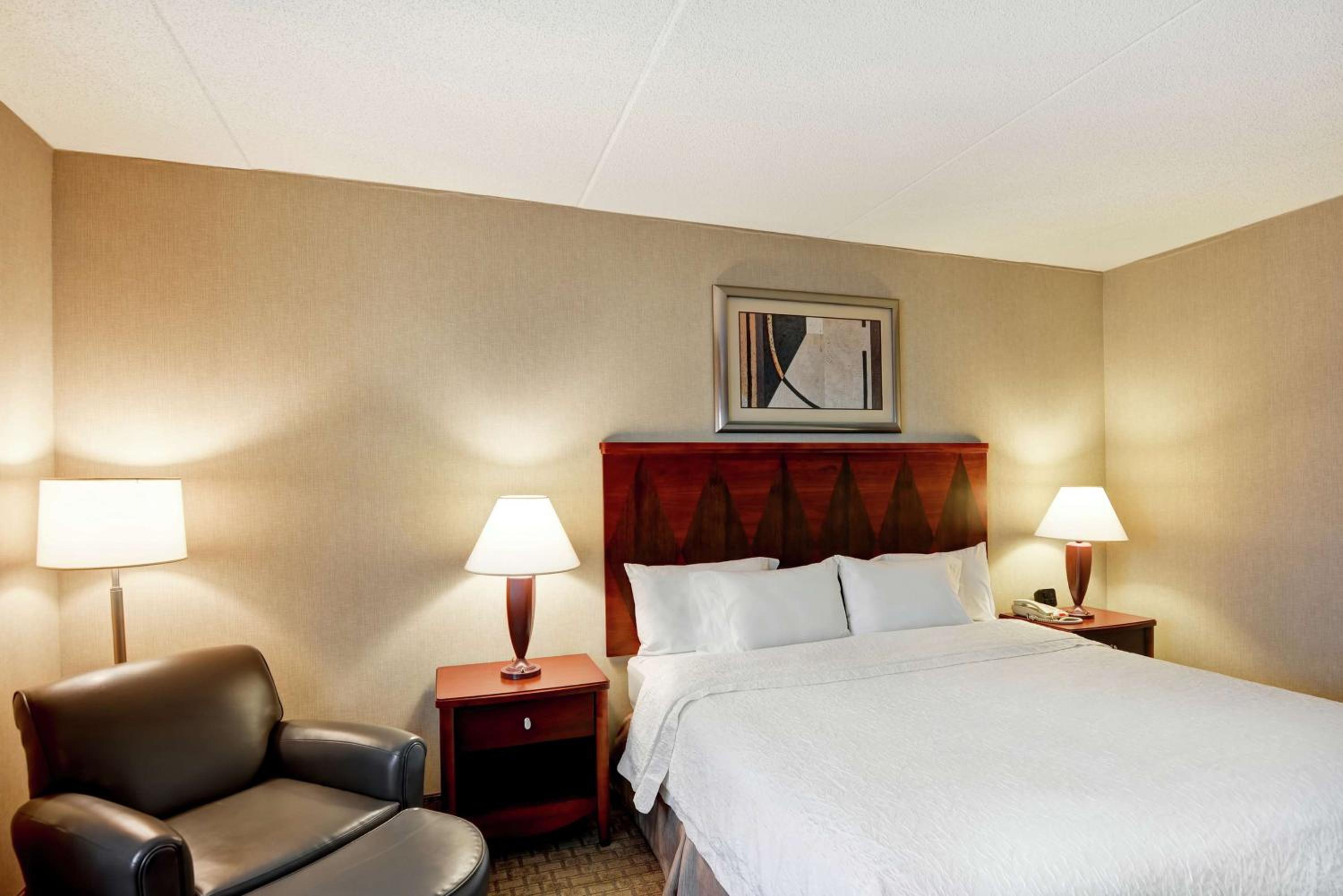 King Room with Accessible Tub - Mobility and Hearing Access/Non-Smoking - Photo 1