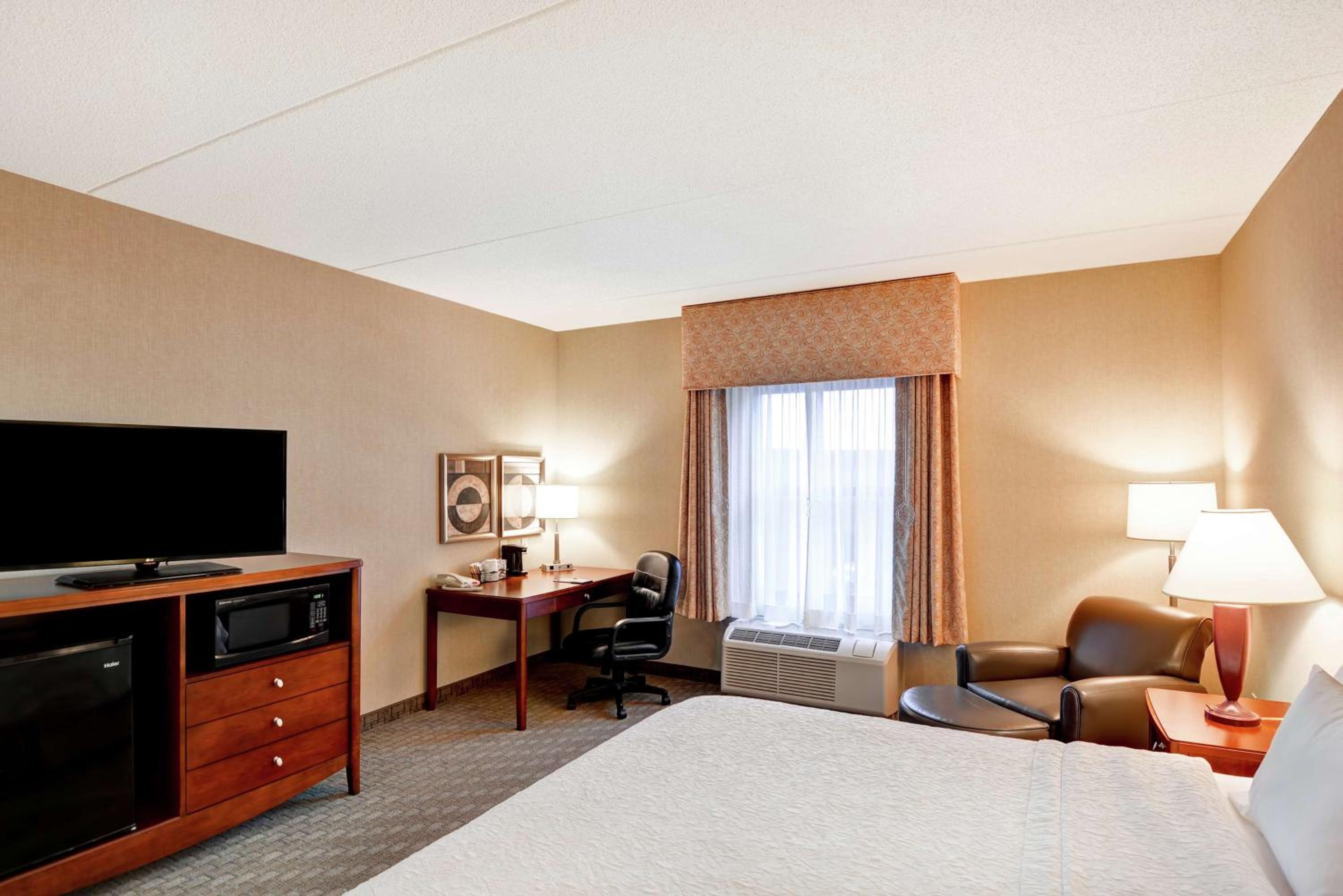 King Room with Accessible Tub - Mobility and Hearing Access/Non-Smoking - Photo 3