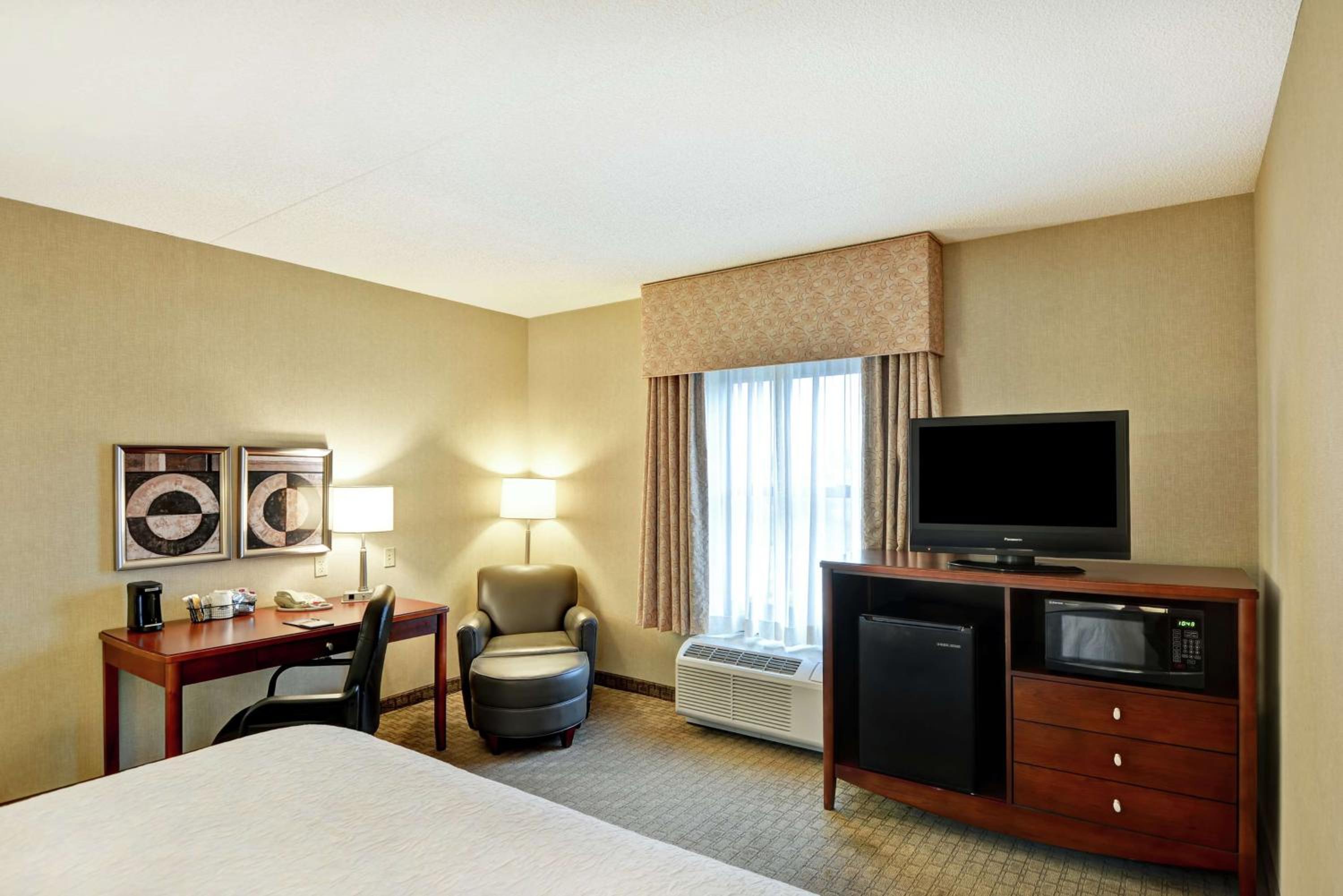 King Room with King Bed - Non-Smoking - Photo 2