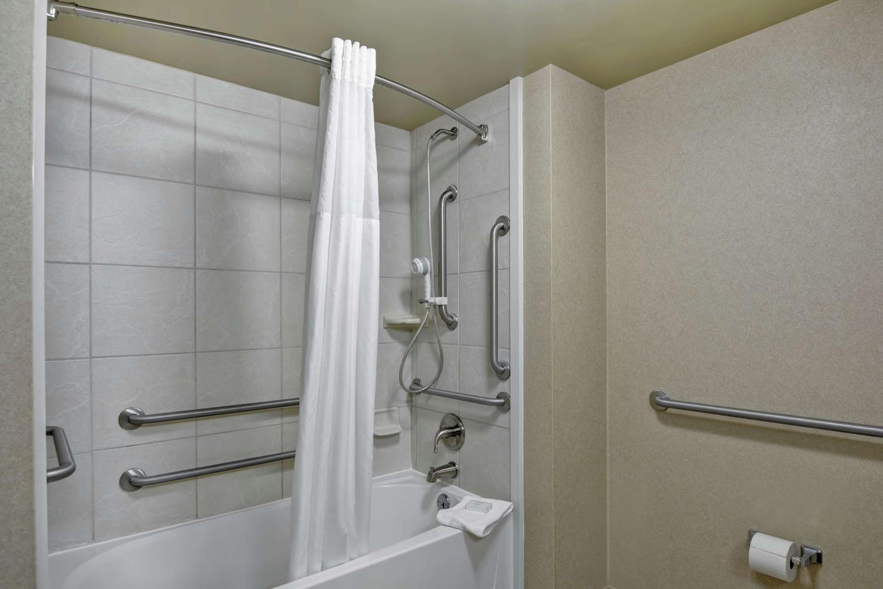 King Room with Accessible Tub - Mobility and Hearing Access/Non-Smoking - Photo 4