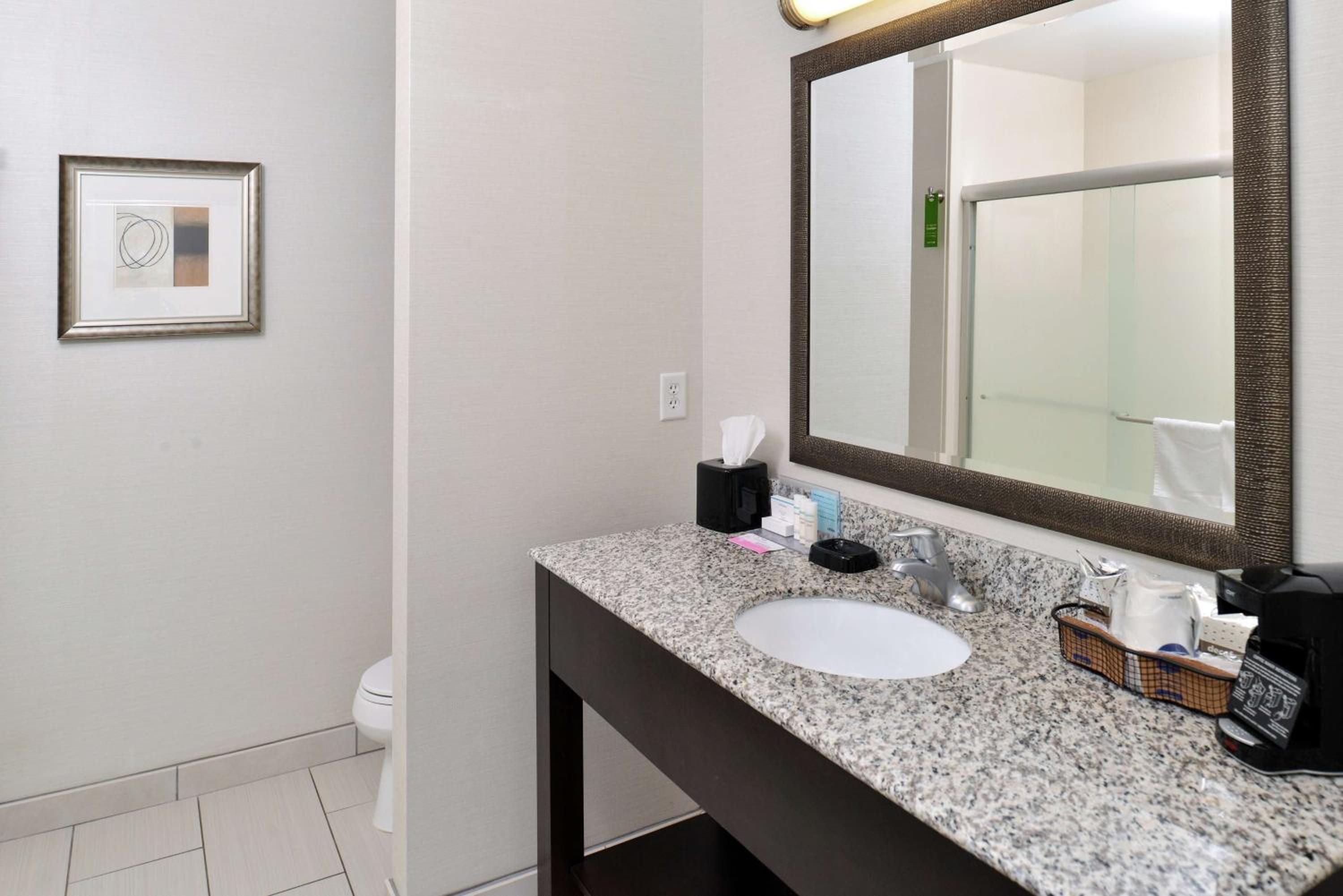 Queen Room with Two Queen Beds - Mobility and Hearing Access/Non-Smoking photo 3