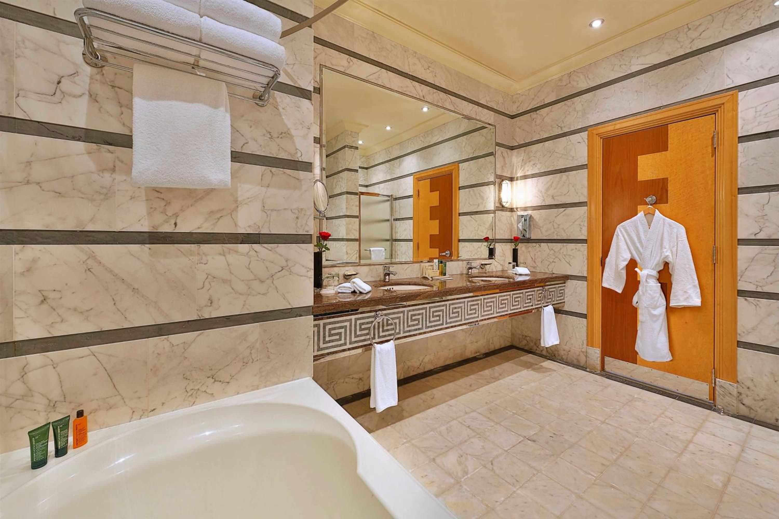 King Royal Executive Suite - Lounge Access