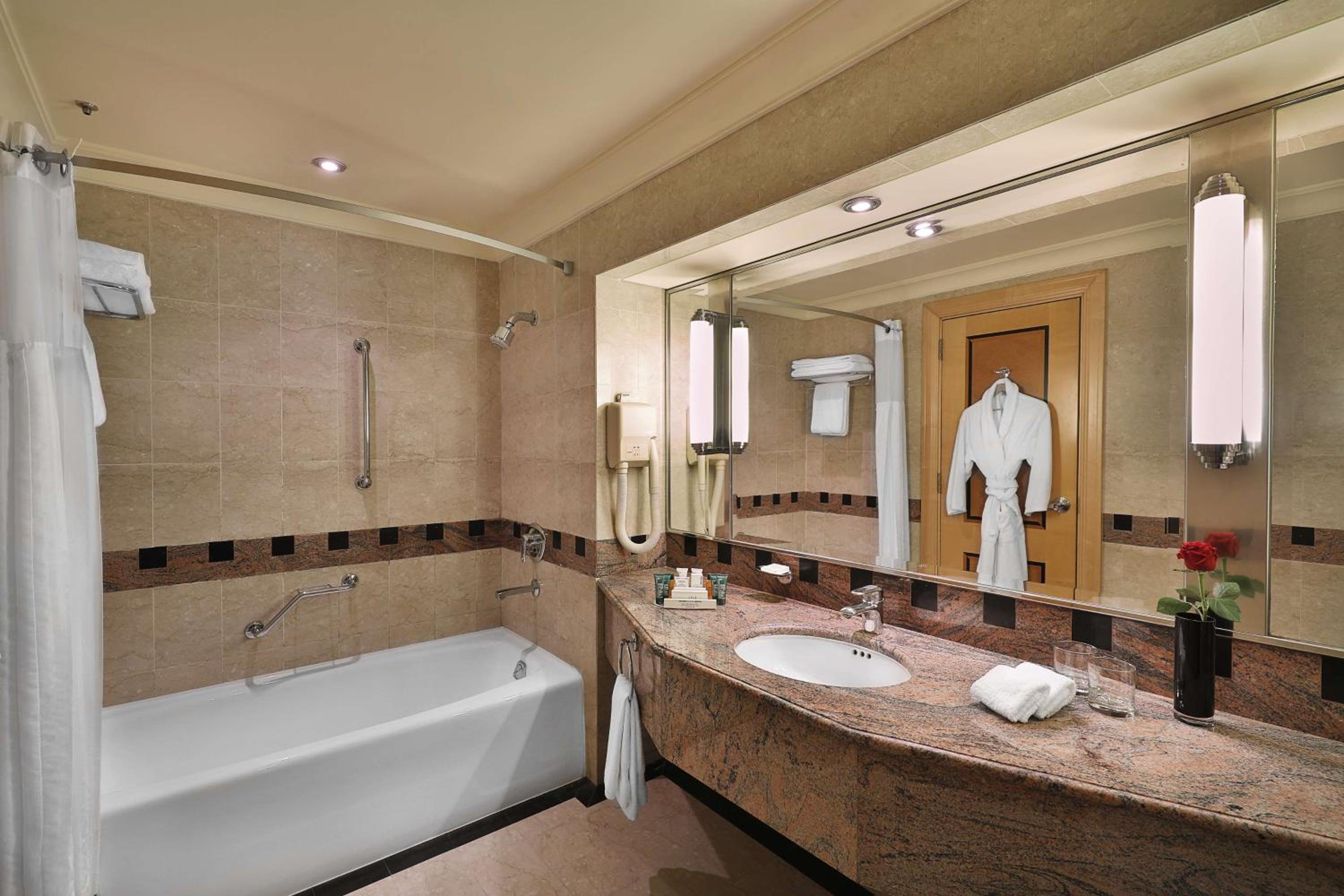 Deluxe King Room with City View - Photo 2