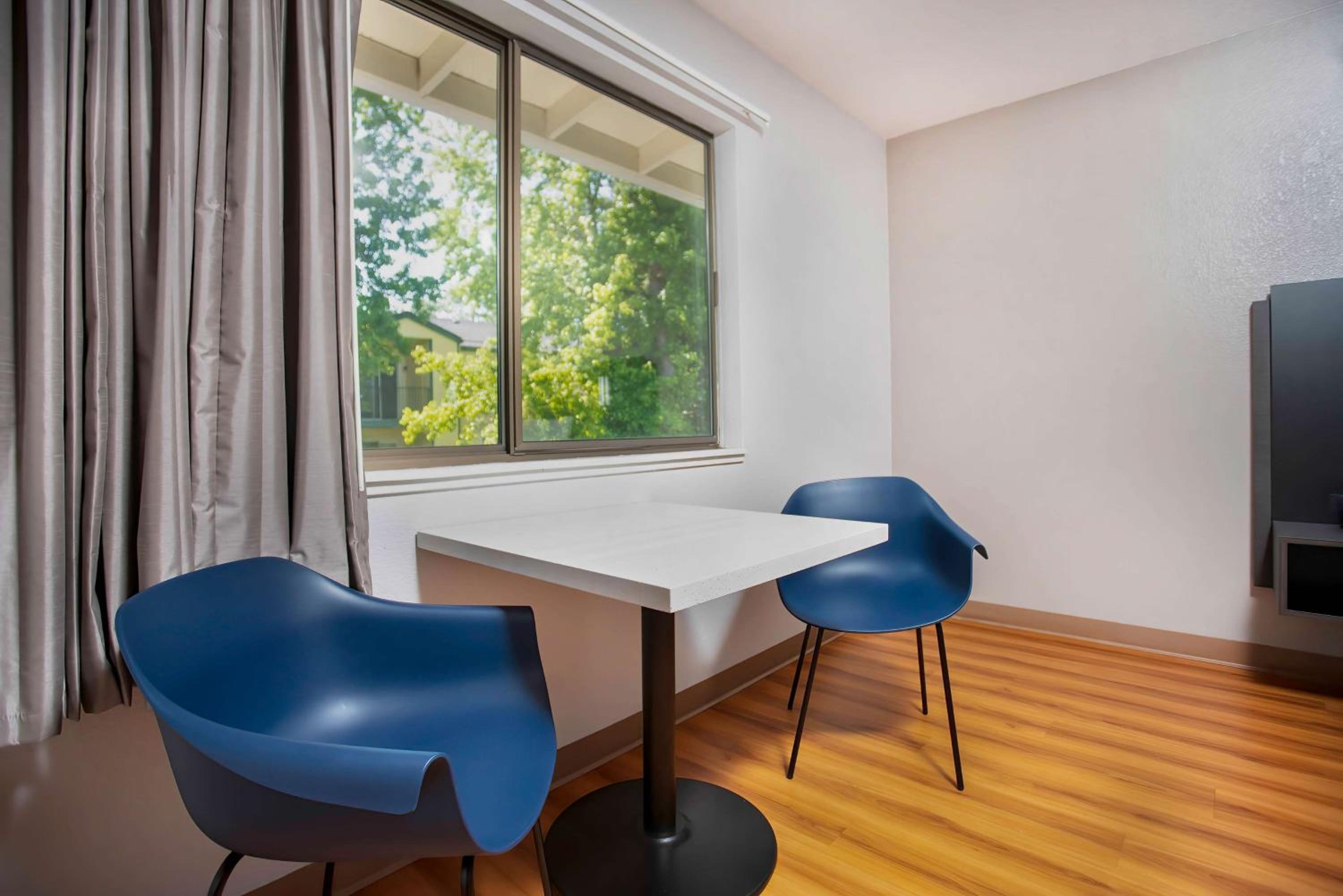 King Room - Non-Smoking - Photo 6