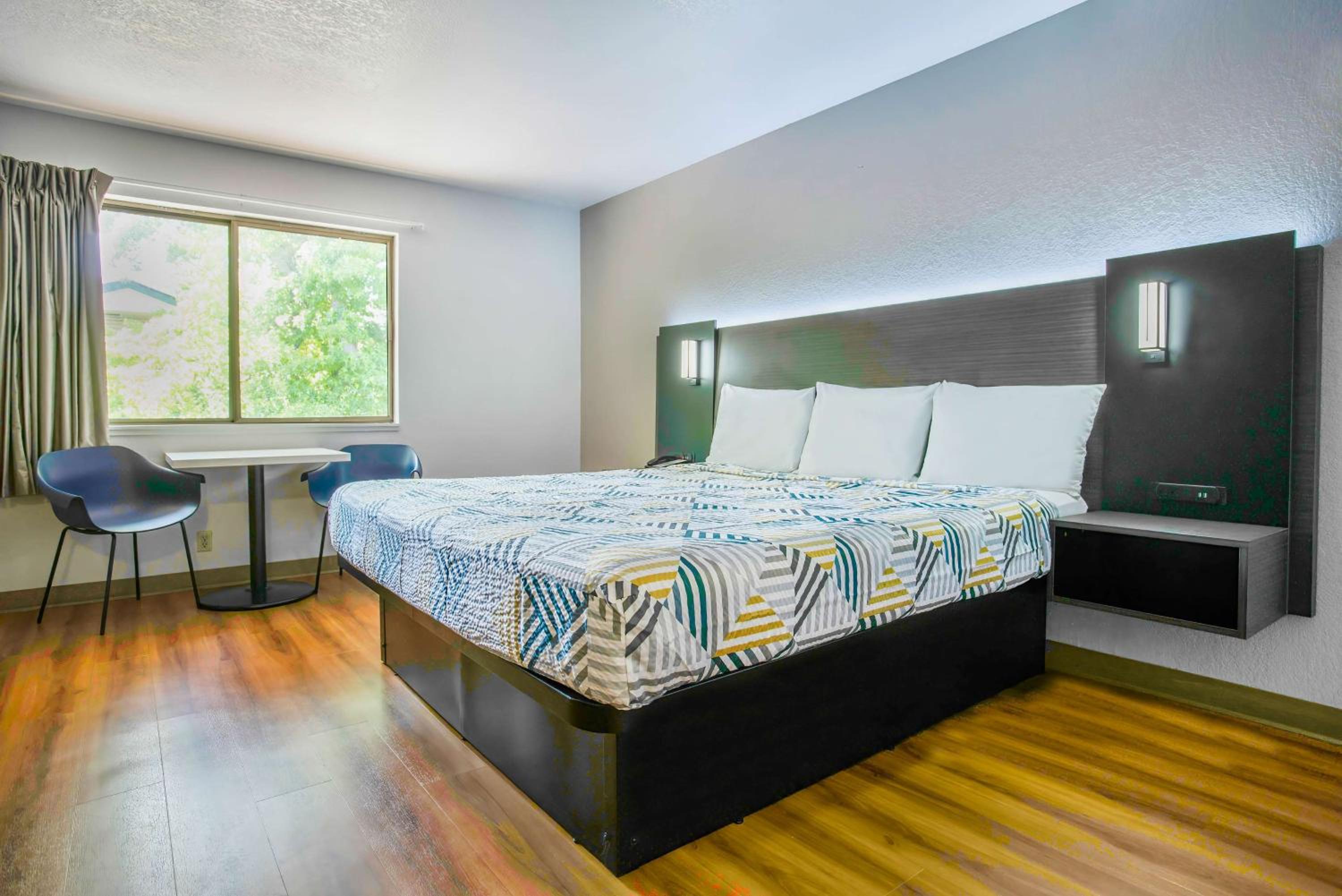 King Room - Non-Smoking - Photo 2