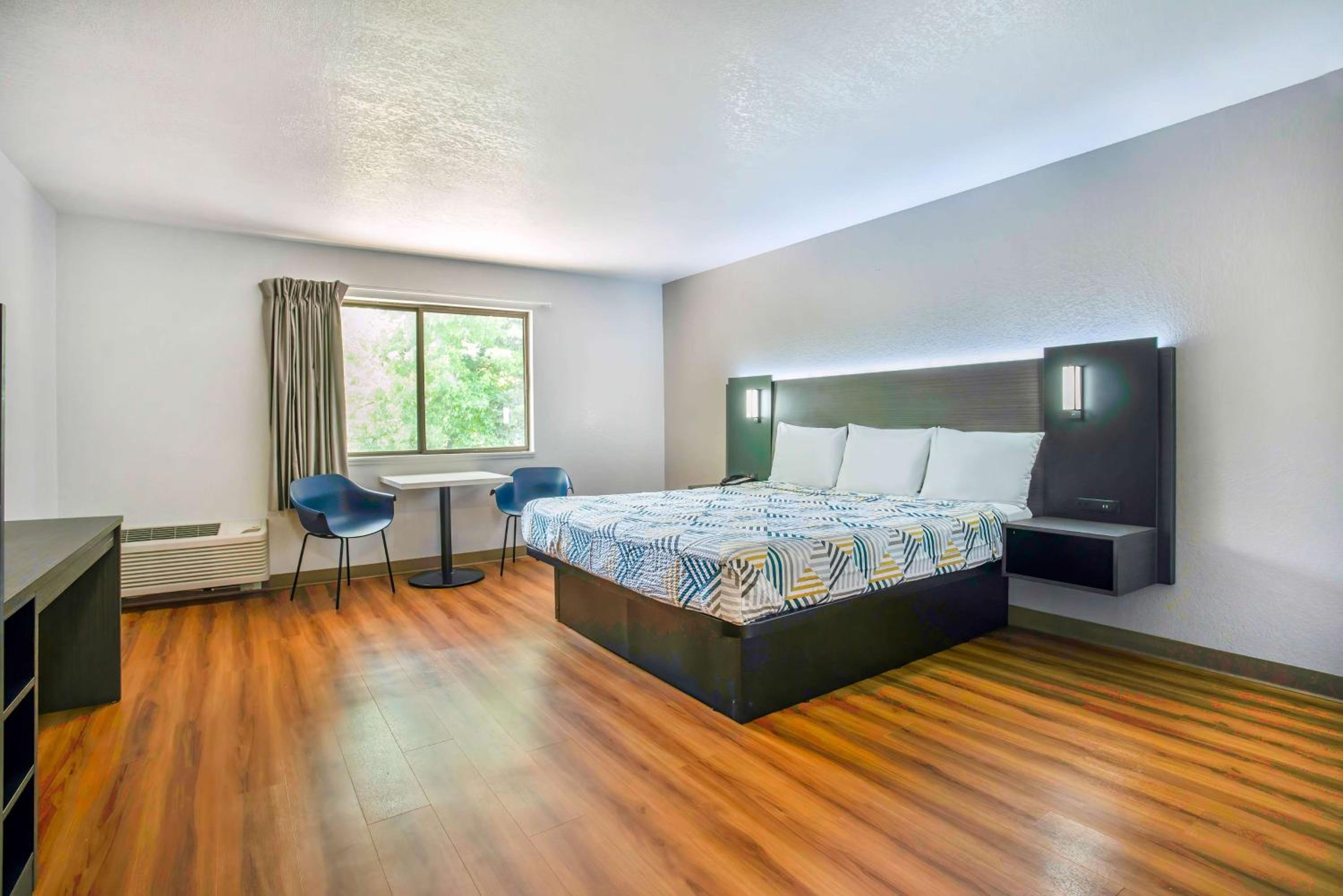 King Room - Non-Smoking - Photo 1