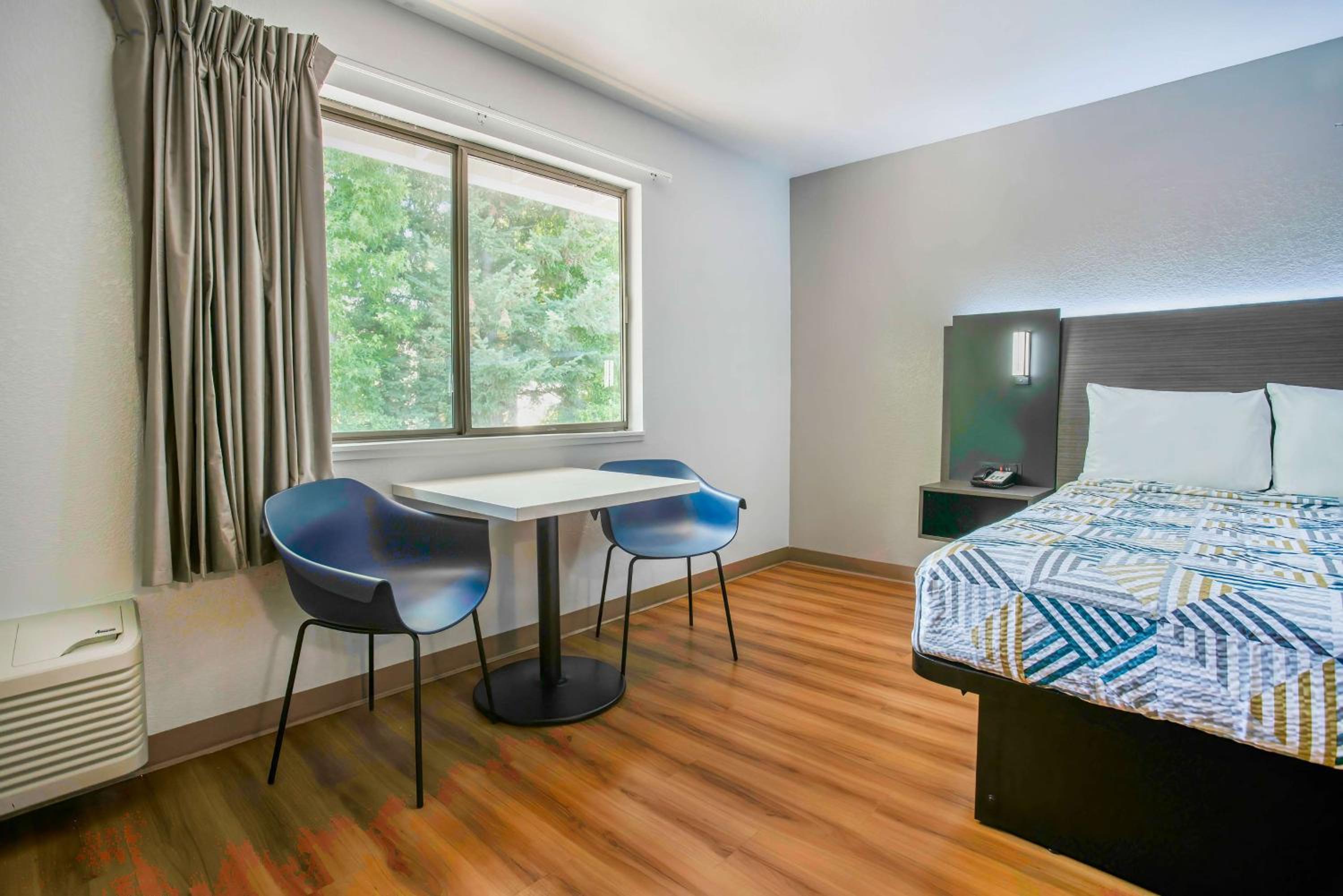 King Room - Non-Smoking - Photo 3