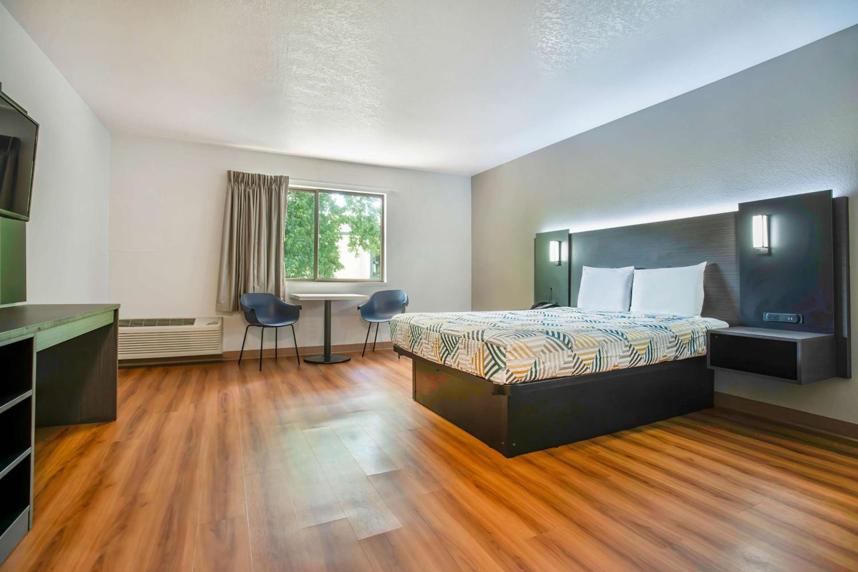 Queen Room - Non-Smoking - Photo 3