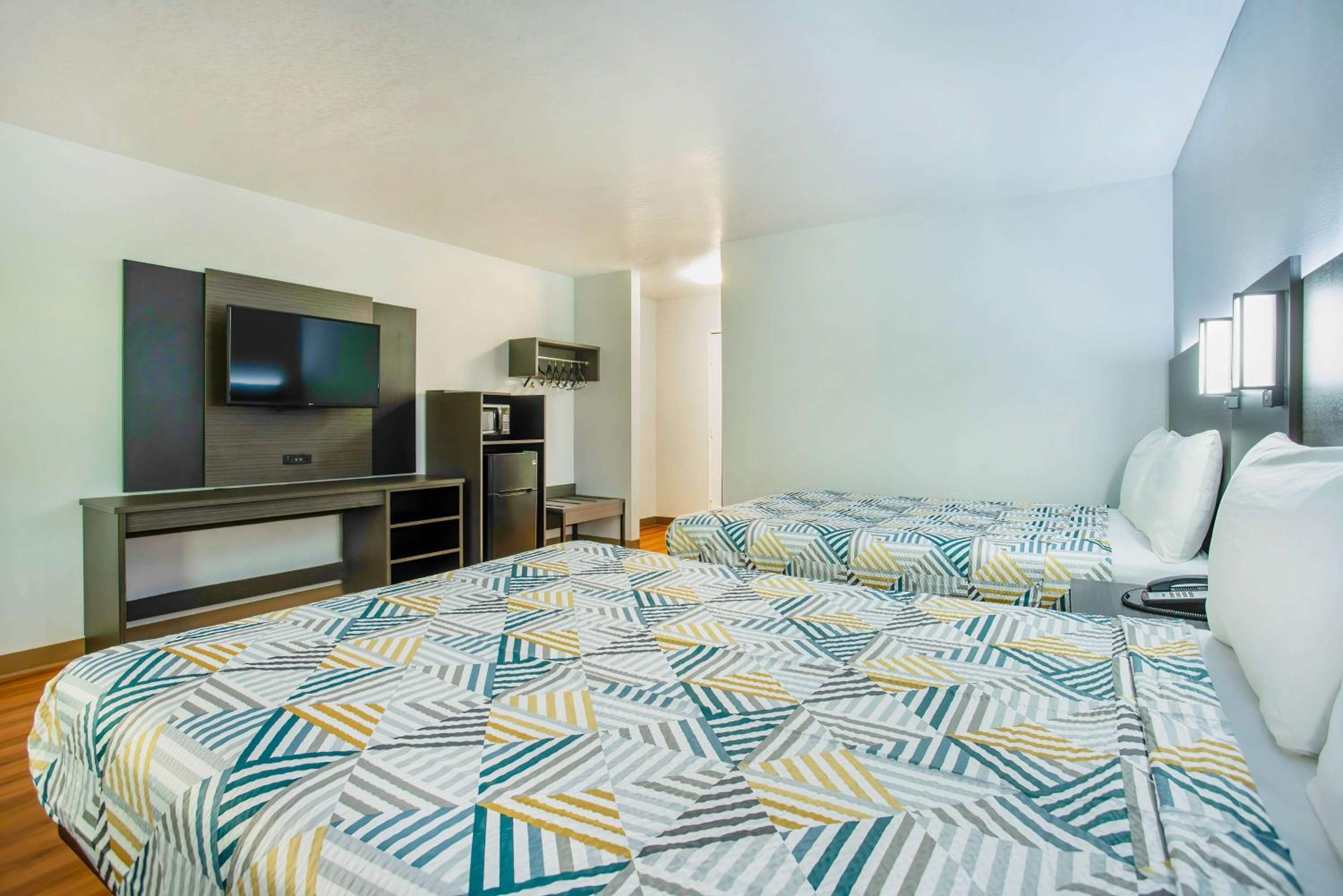 Queen Room with Two Queen Beds - Non-Smoking - Photo 1